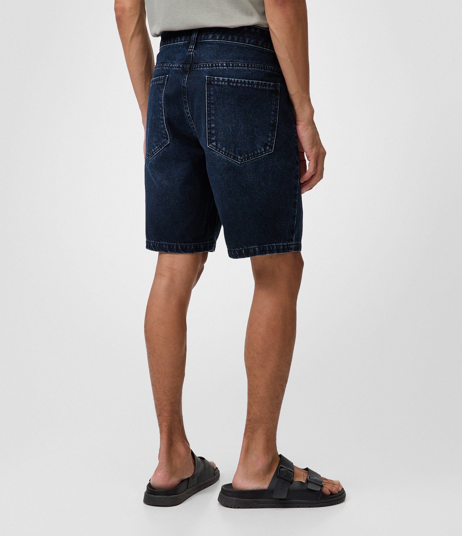 Bermuda Slim em Jeans com Bolsos Funcionais Preto 4
