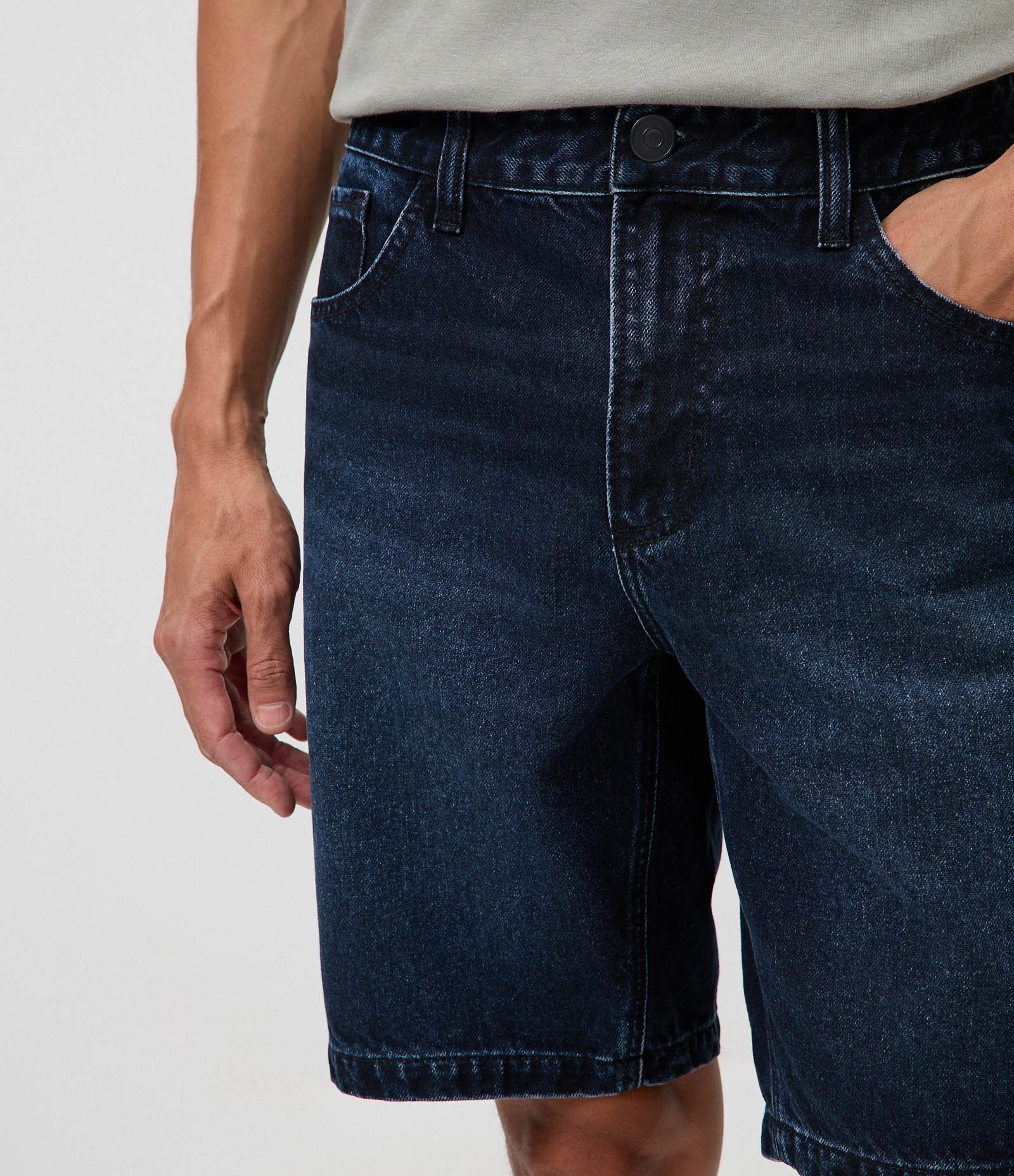 Bermuda Slim em Jeans com Bolsos Funcionais Preto 5
