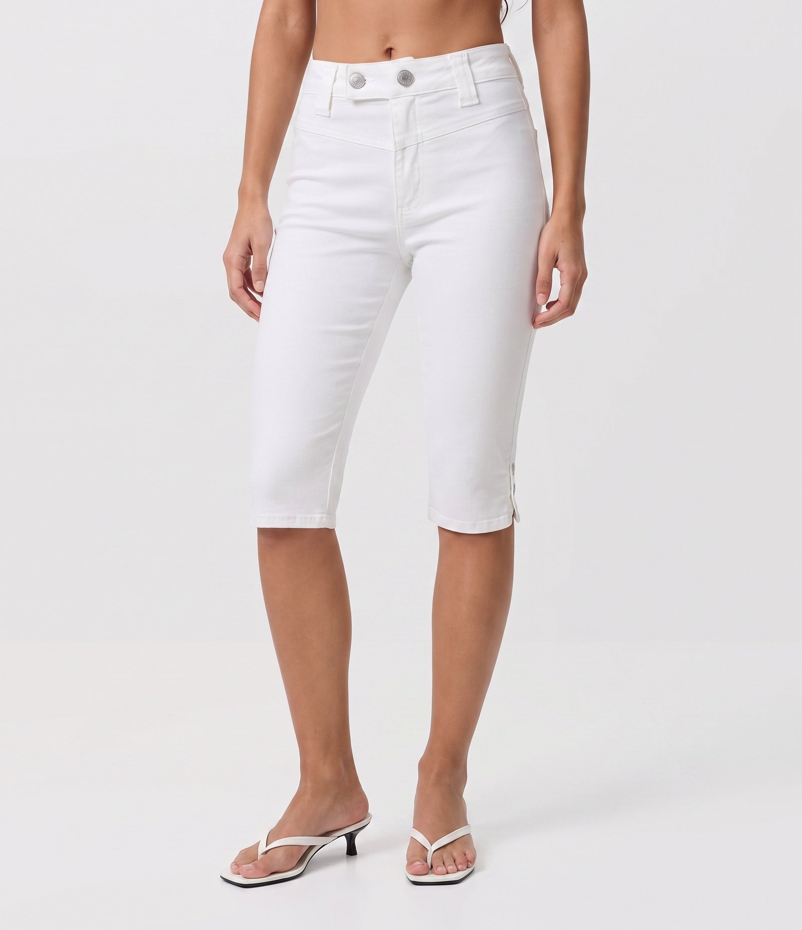 Calça Capri em Sarja com Cós Transpassado e Cintura Média Branco 2