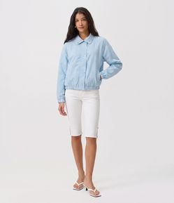 Calça Capri em Sarja com Cós Transpassado e Cintura Média