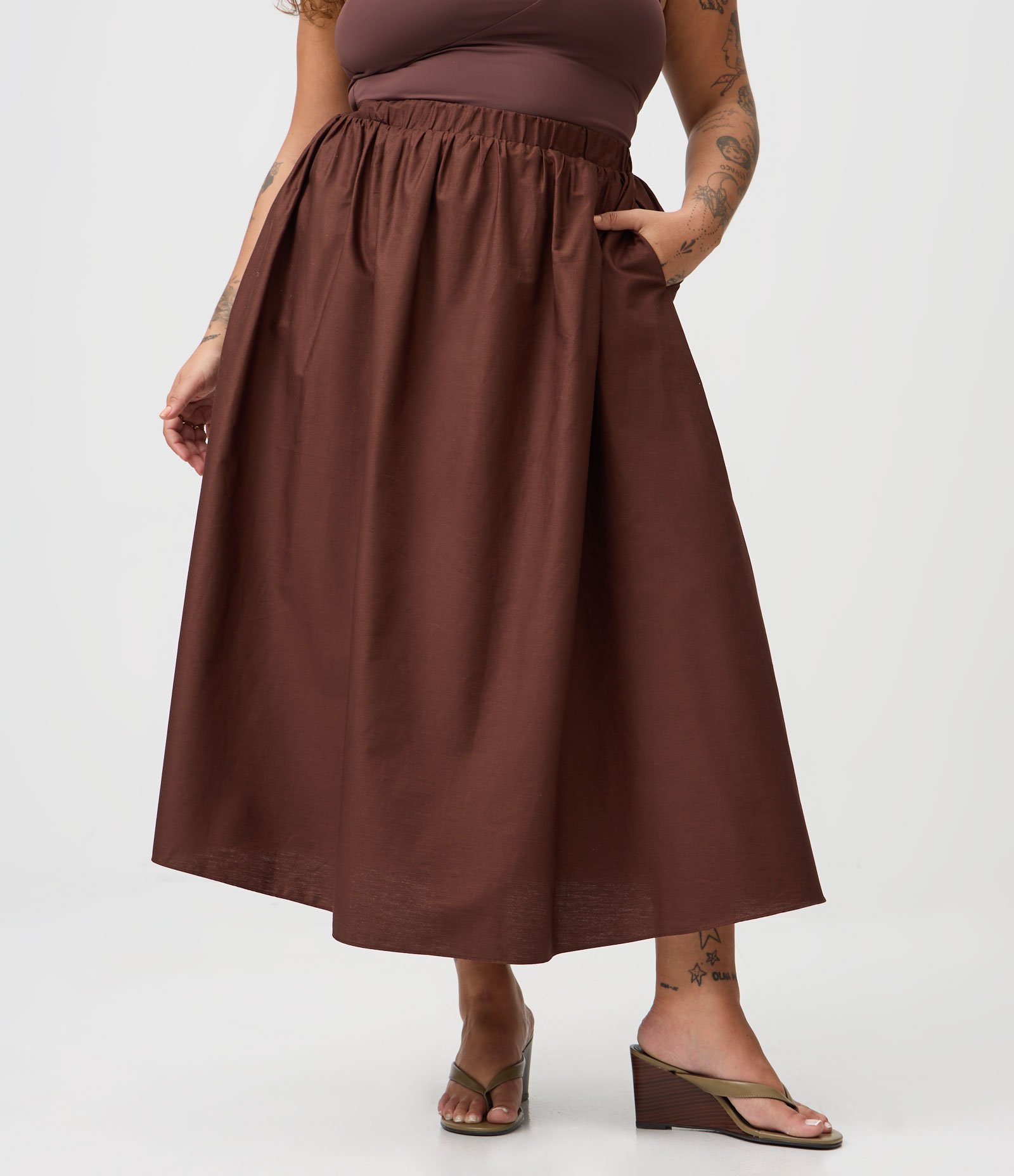 Saia Midi Tricoline com Bolsos Curve & Plus Size Marrom 2