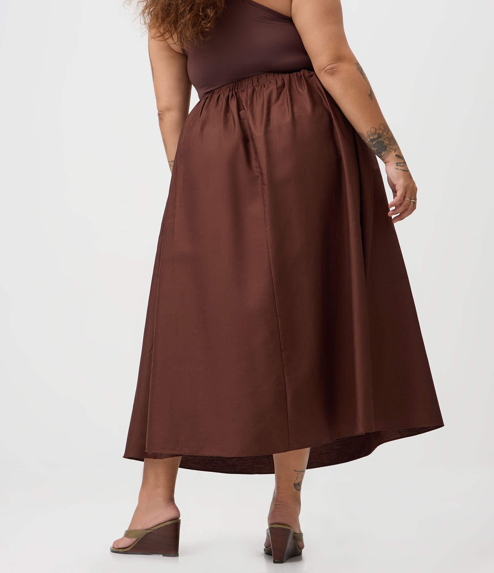 Saia Midi Tricoline com Bolsos Curve & Plus Size Marrom 4