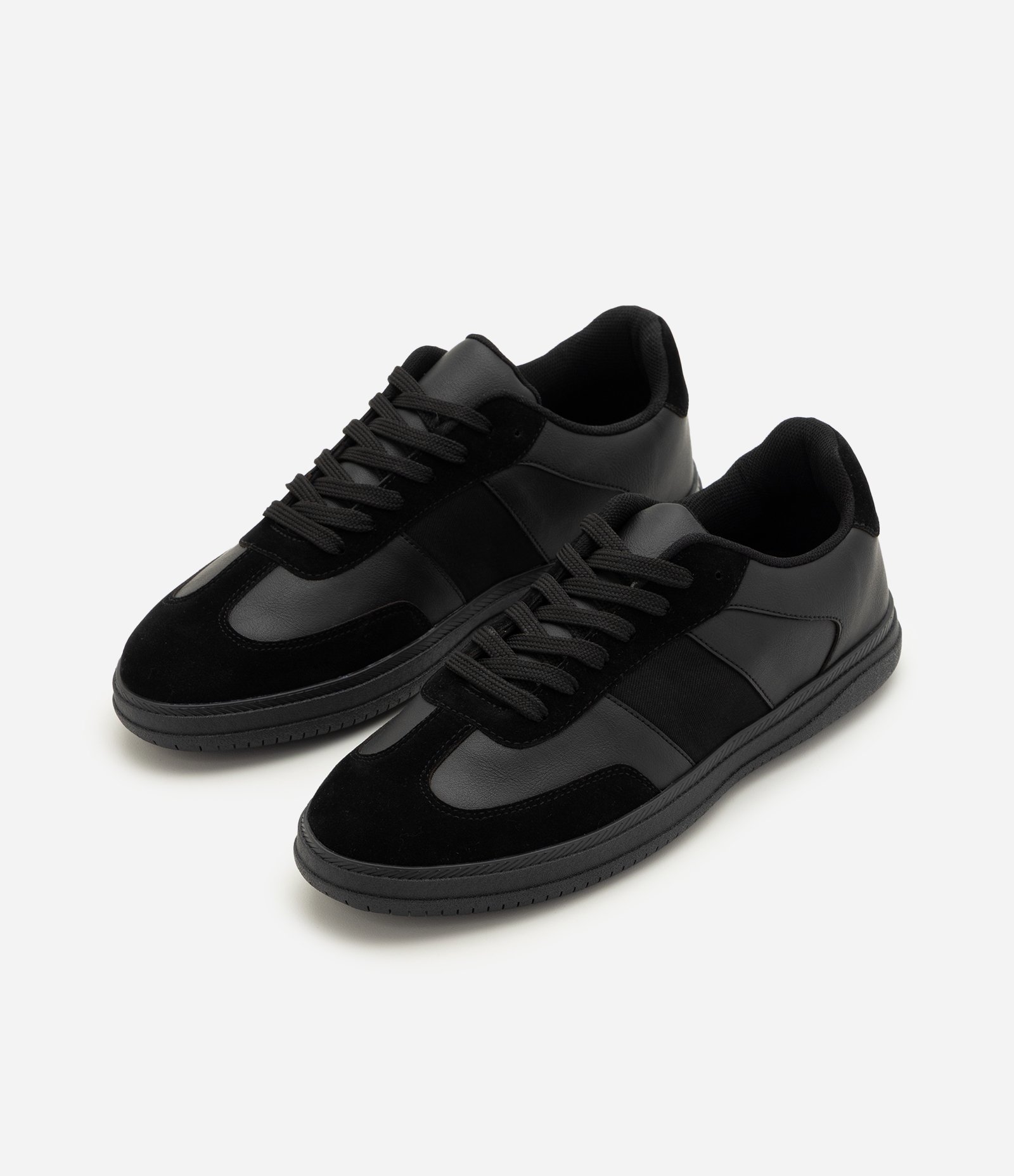 Tênis Casual com Sola Baixa e Recortes Preto 3