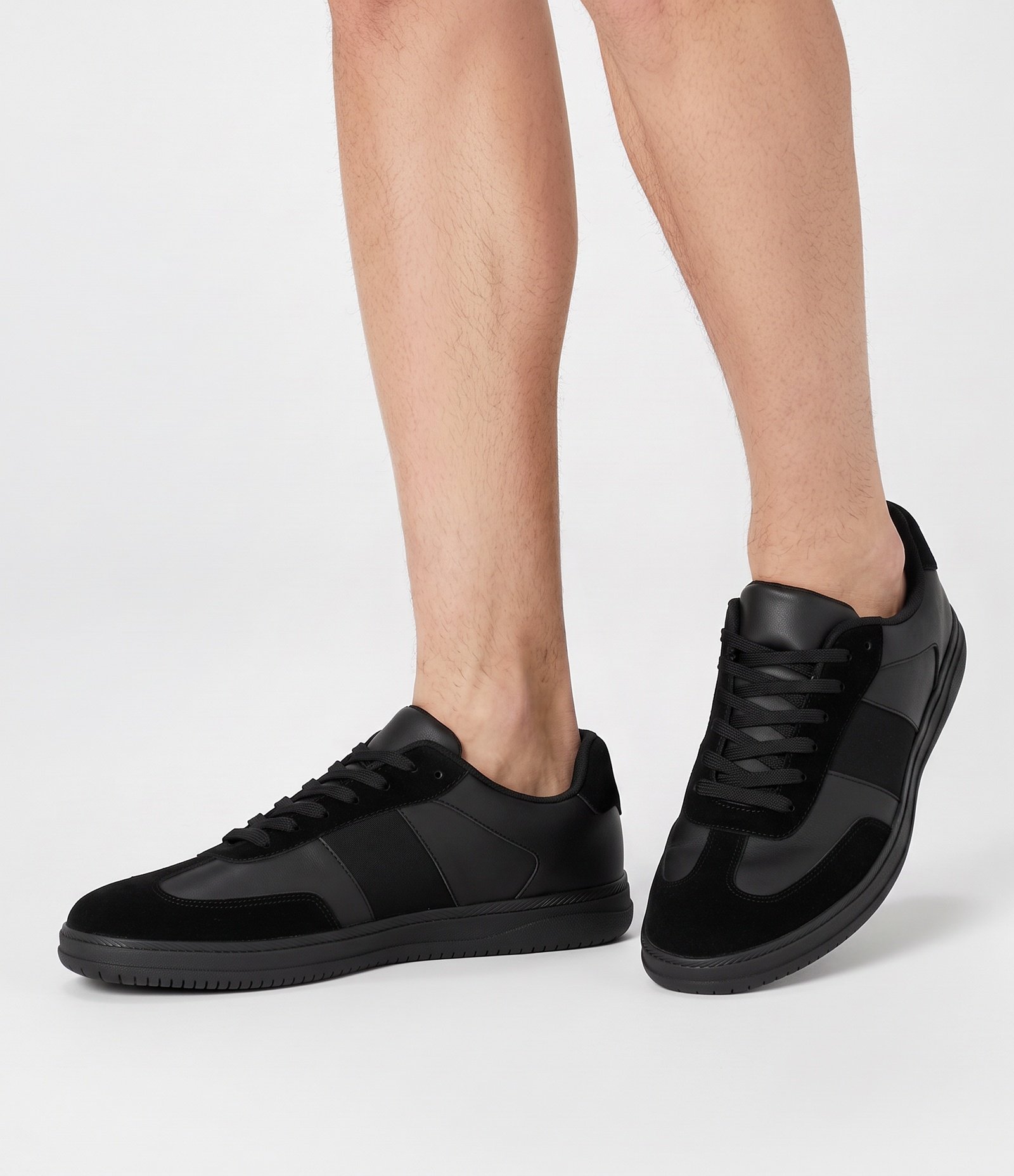 Tênis Casual com Sola Baixa e Recortes Preto 2