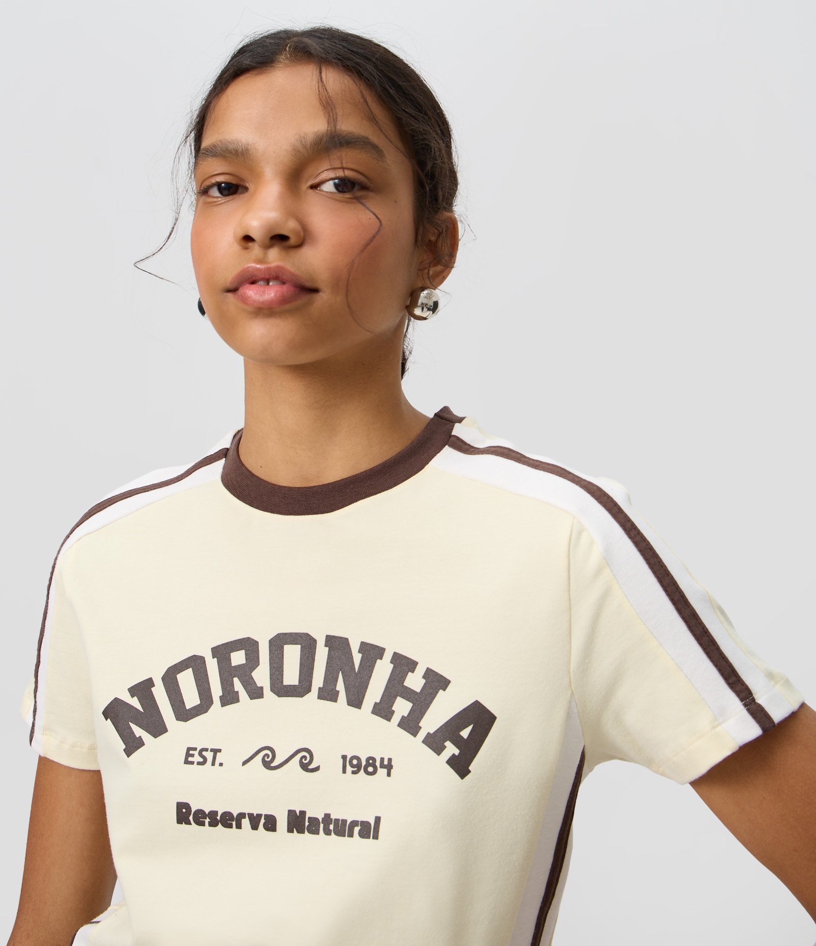 Camiseta New T-Shirt com Lettering Noronha e Detalhes Contrastantes Amarelo Claro 3