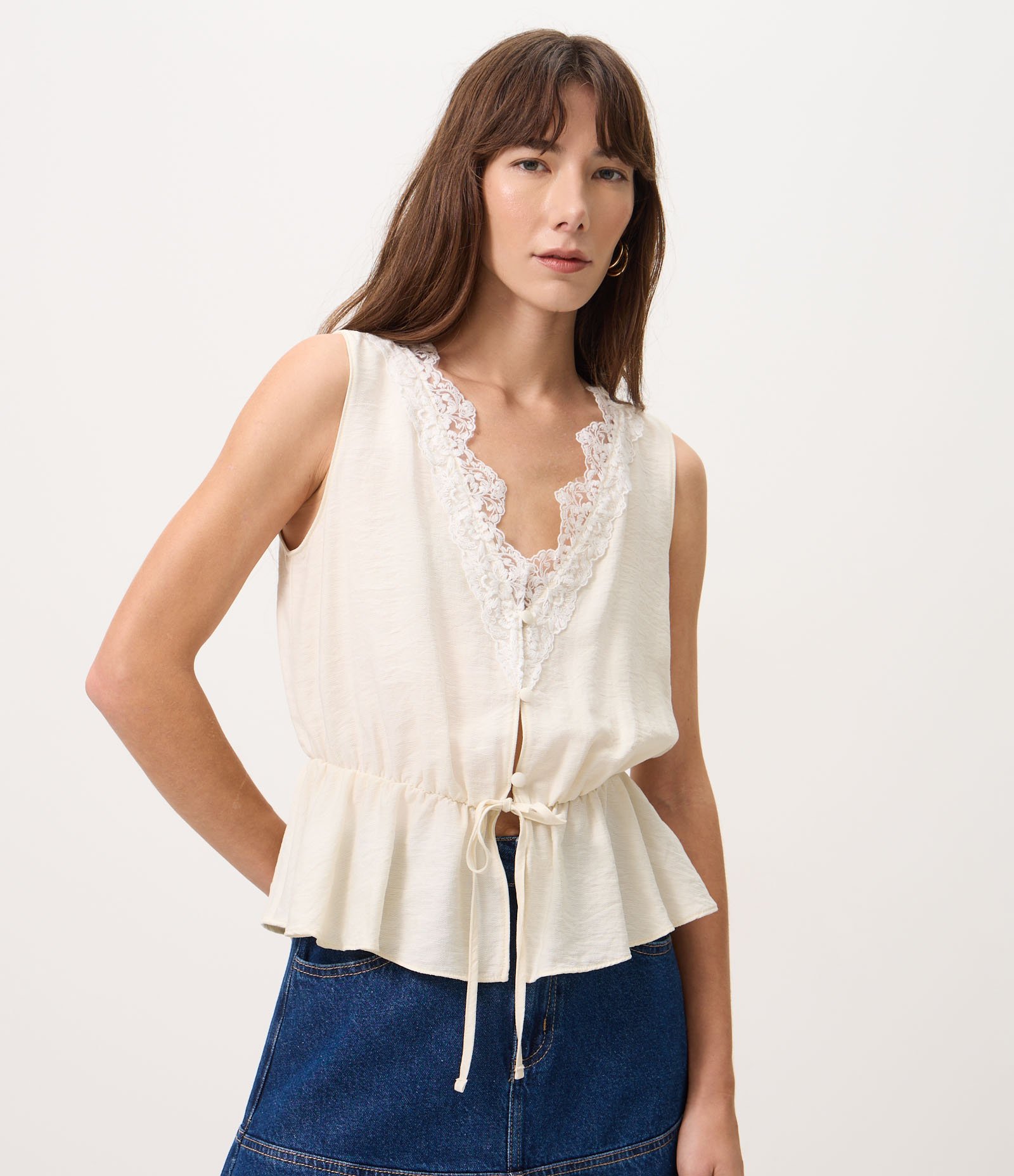 Blusa Bata em Viscose com Renda no Decote V Branco 1