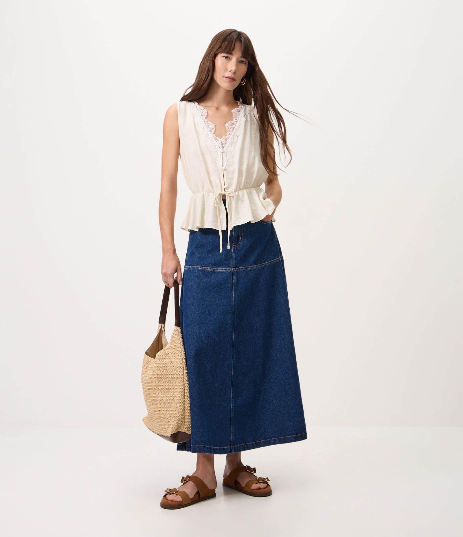 Blusa Bata em Viscose com Renda no Decote V Branco 2