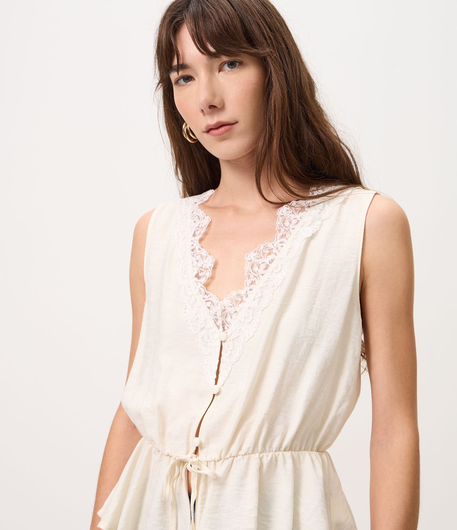 Blusa Bata em Viscose com Renda no Decote V Branco 3