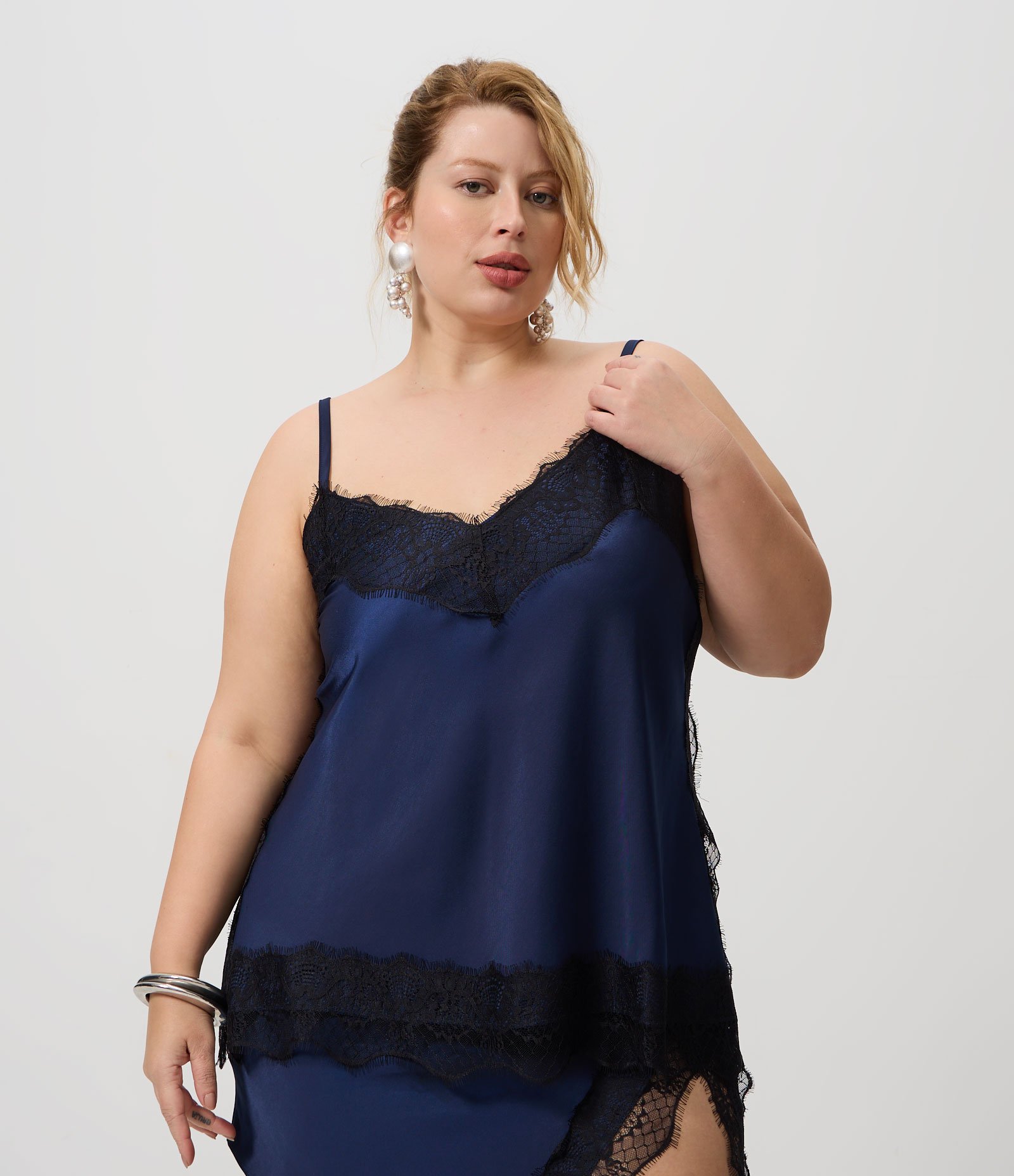 Blusa Alongada em Cetim com Renda Curve & Plus Size Azul 1