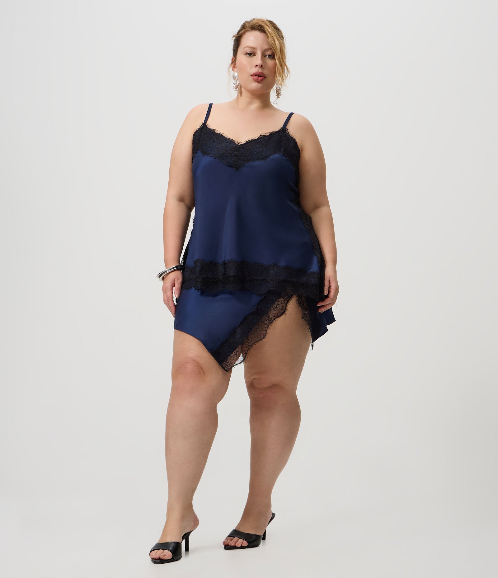 Blusa Alongada em Cetim com Renda Curve & Plus Size Azul 2