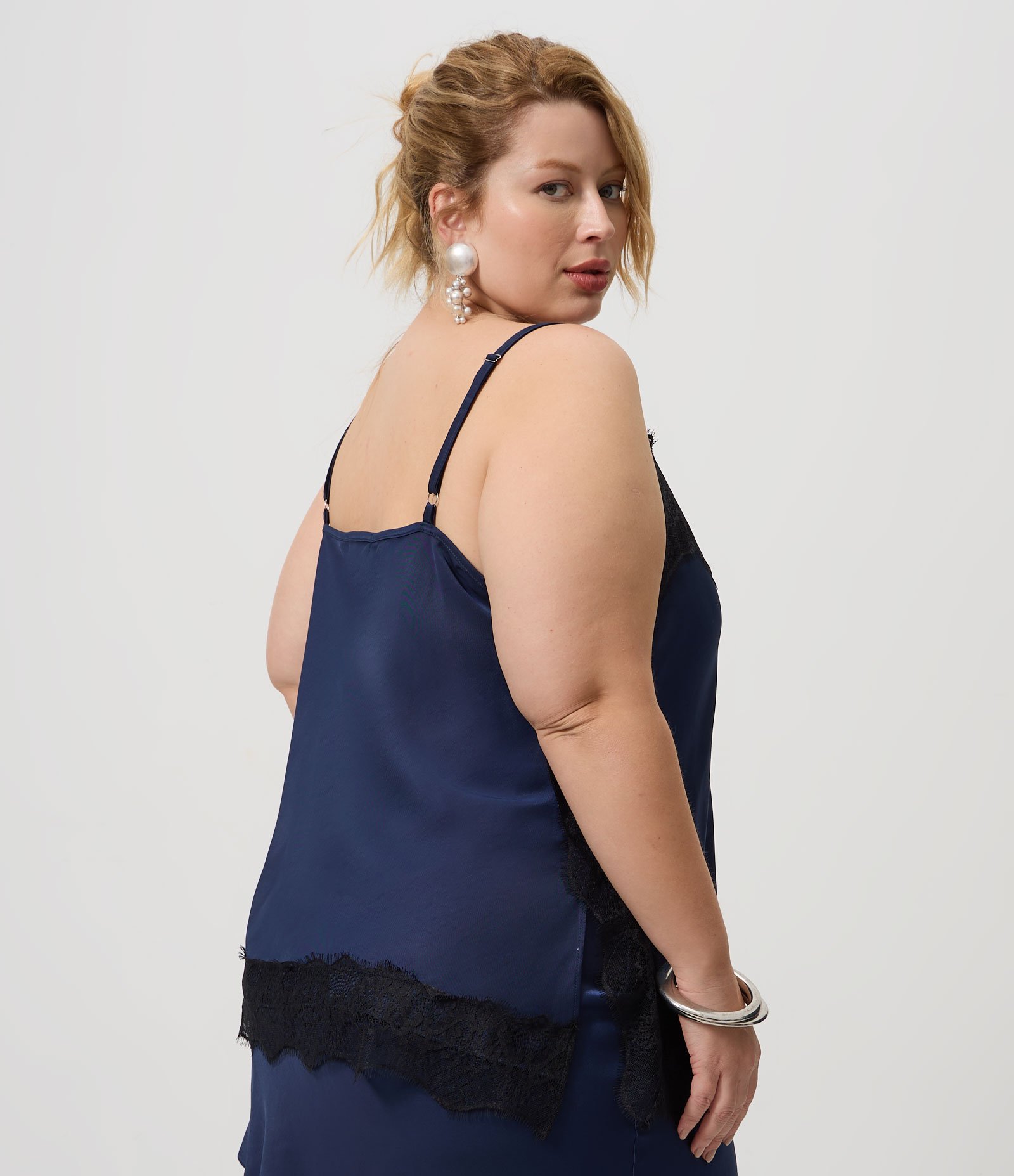 Blusa Alongada em Cetim com Renda Curve & Plus Size Azul 4