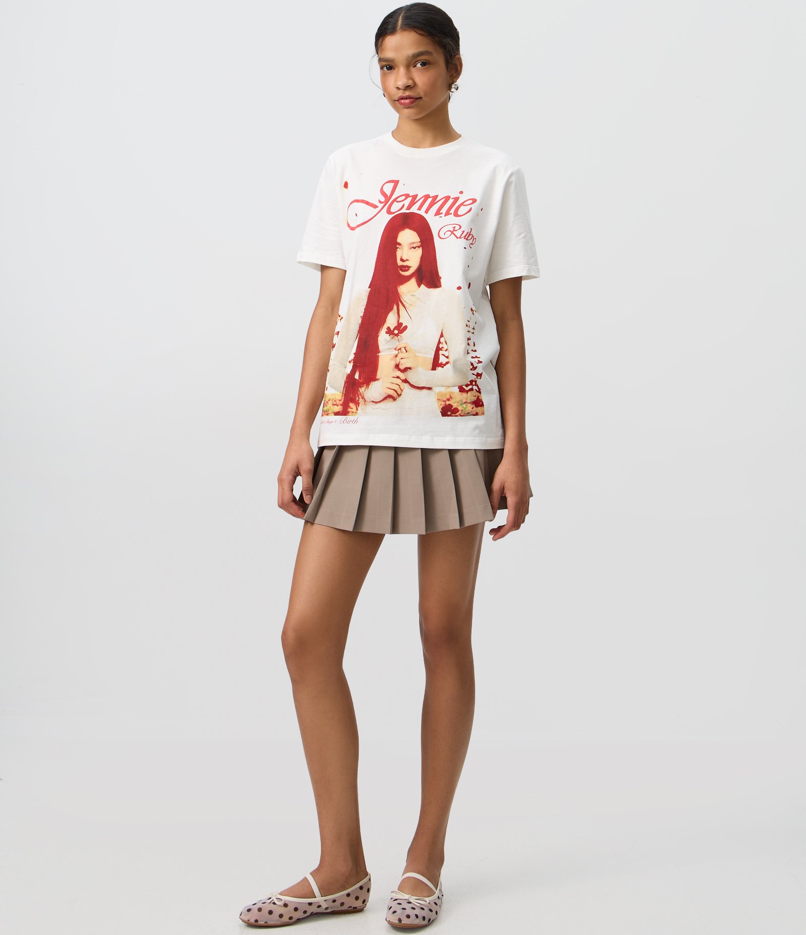 Camiseta em Algodão com Estampa Jennie Ruby com Lettering Branco 2