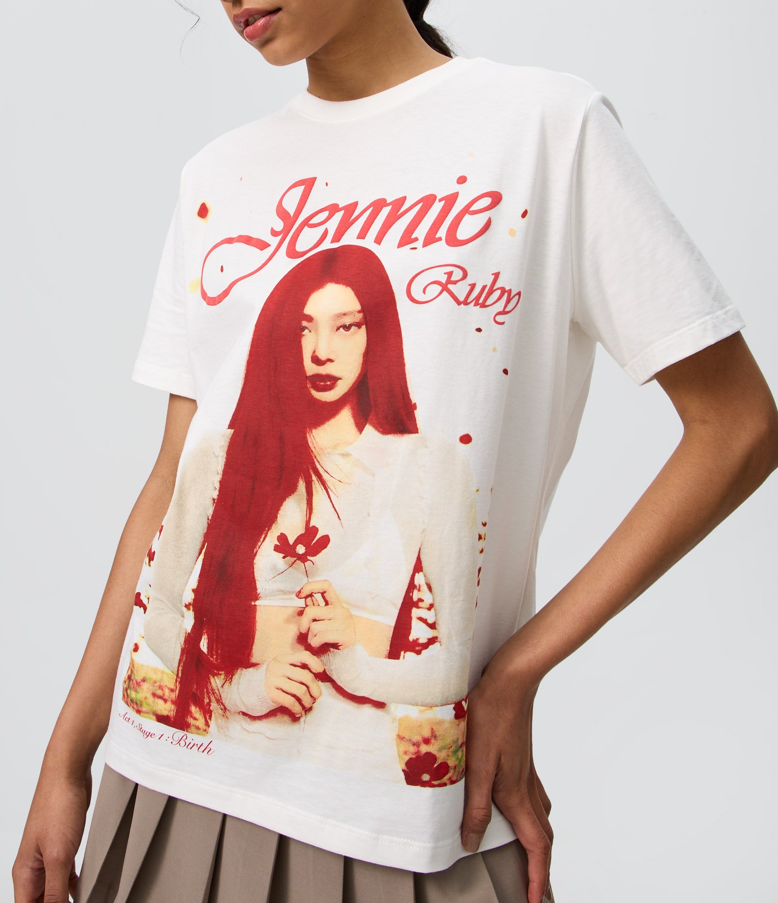 Camiseta em Algodão com Estampa Jennie Ruby com Lettering Branco 3
