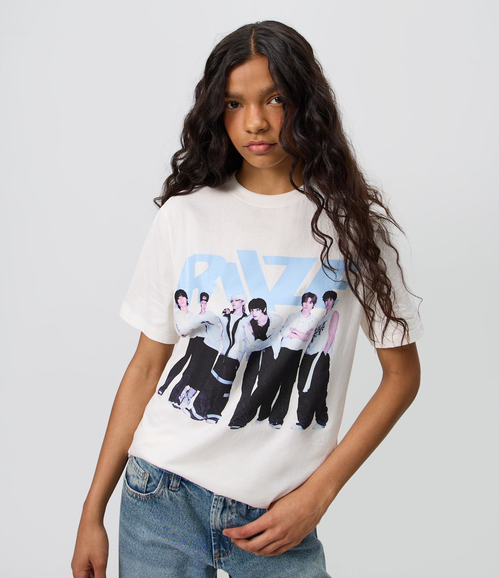 Camiseta RIIZE com Lettering e Estampa Fotográfica Branco 1