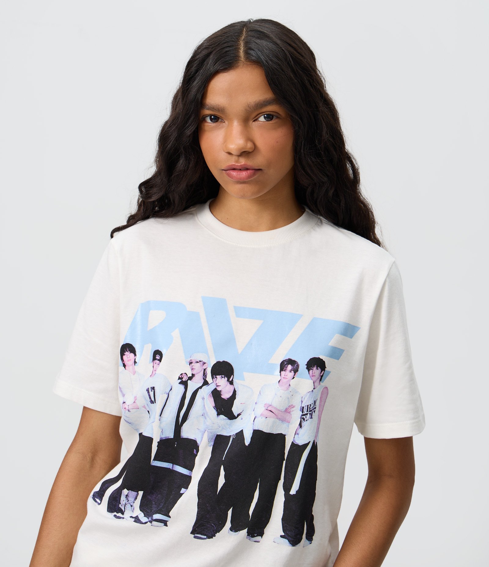 Camiseta RIIZE com Lettering e Estampa Fotográfica Branco 3