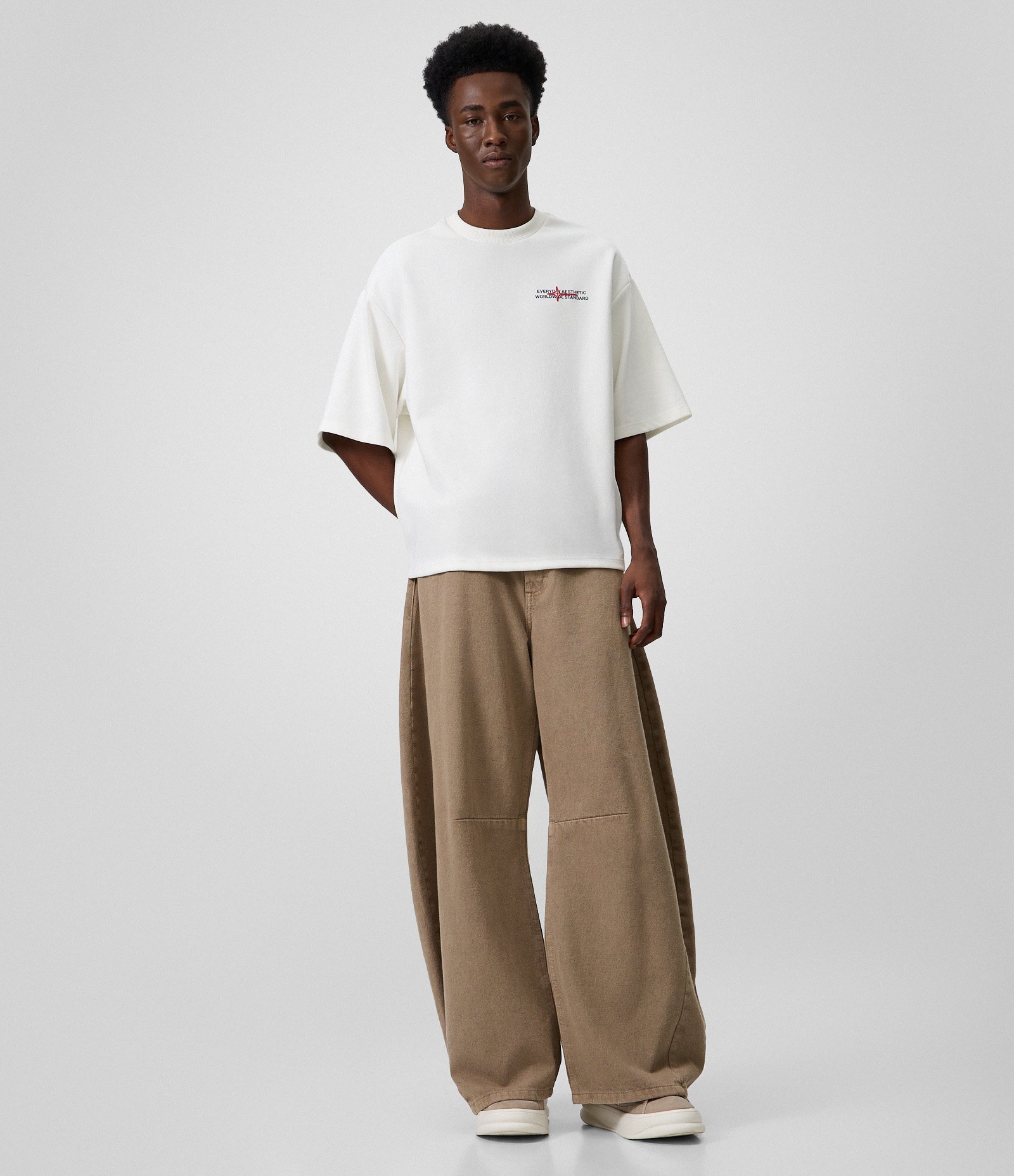 Camiseta Oversized em Suedine com Lettering Frontal e Posterior Branco 2