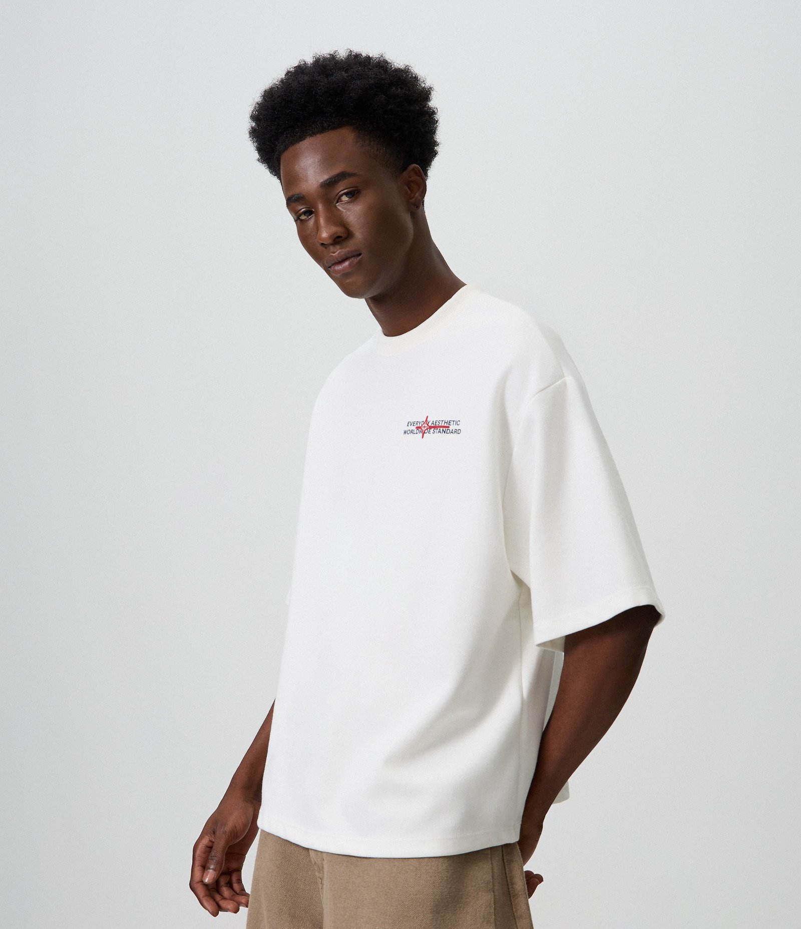 Camiseta Oversized em Suedine com Lettering Frontal e Posterior Branco 4