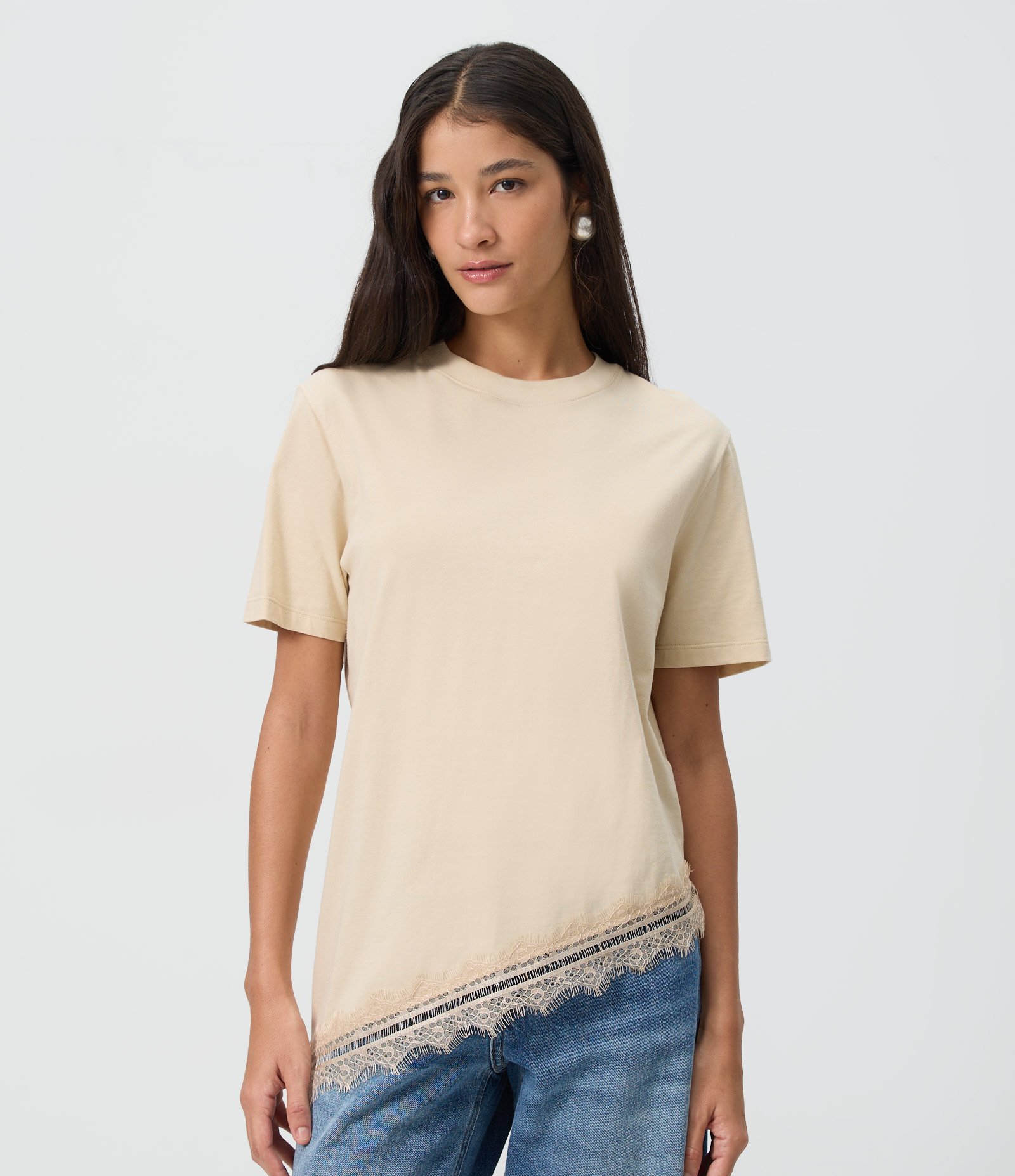Camiseta Alongada em Algodão com Barra Assimétrica Rendada Bege 1