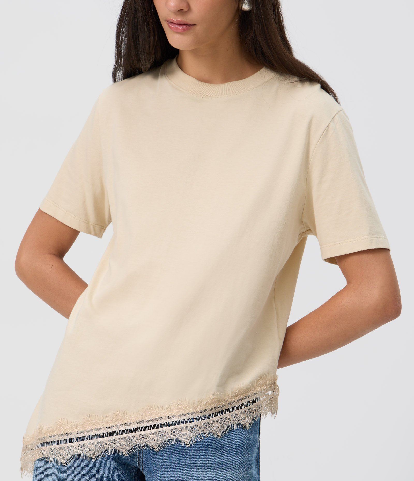 Camiseta Alongada em Algodão com Barra Assimétrica Rendada Bege 3