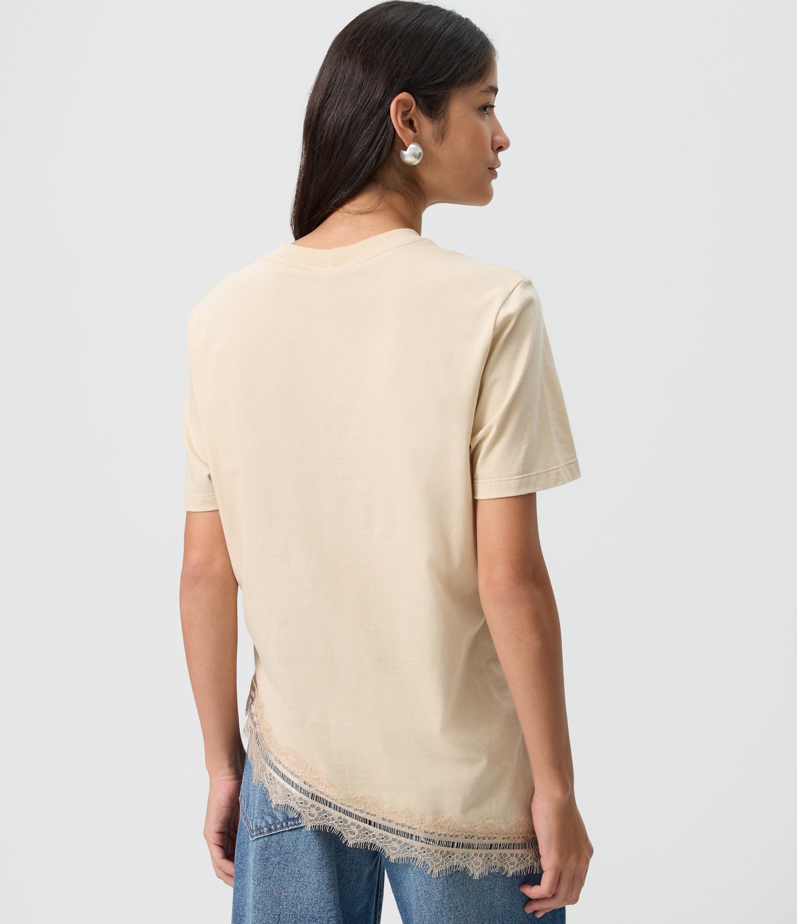 Camiseta Alongada em Algodão com Barra Assimétrica Rendada Bege 4