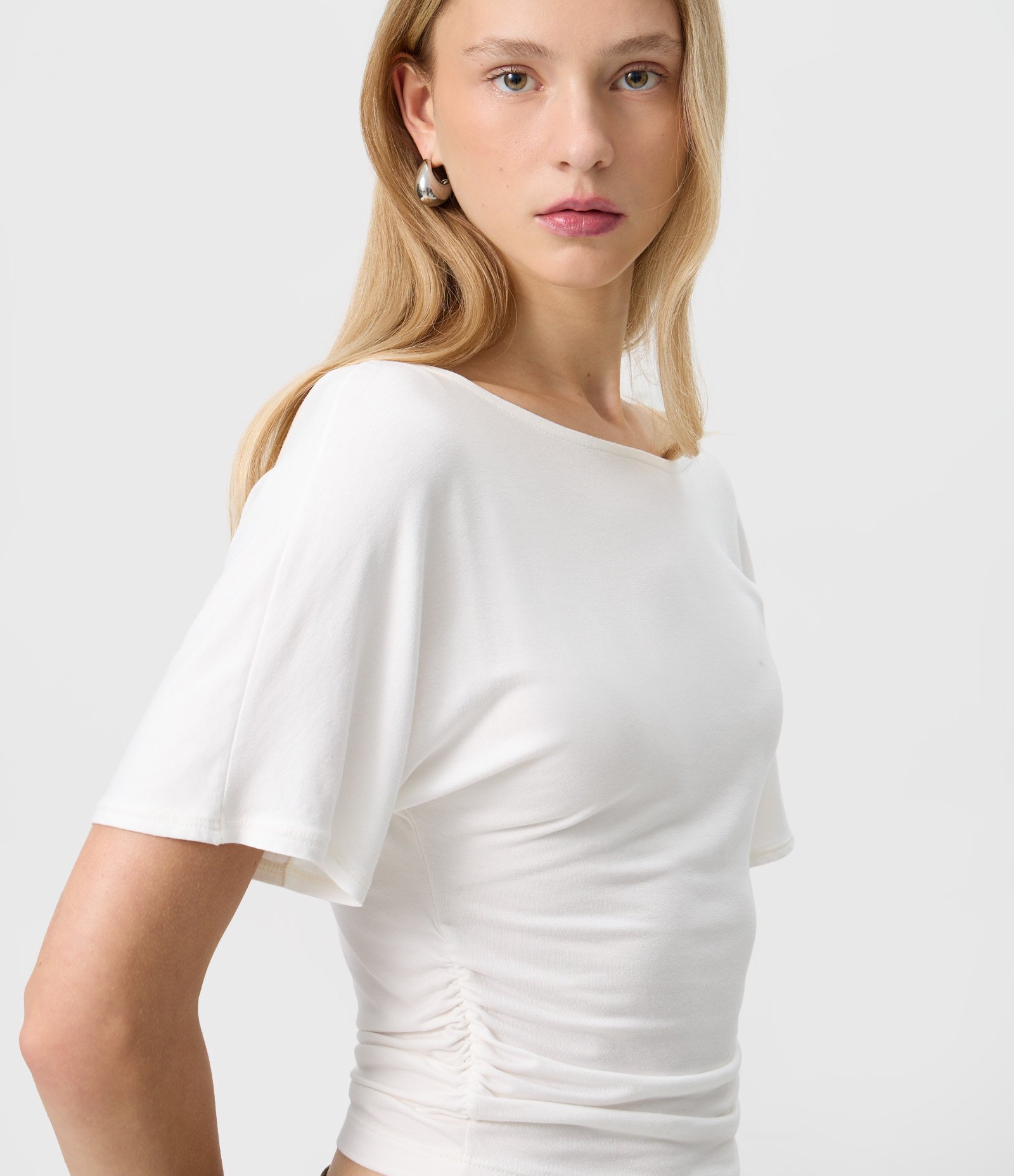 Blusa Ombro a Ombro com Franzidinho Branco 1
