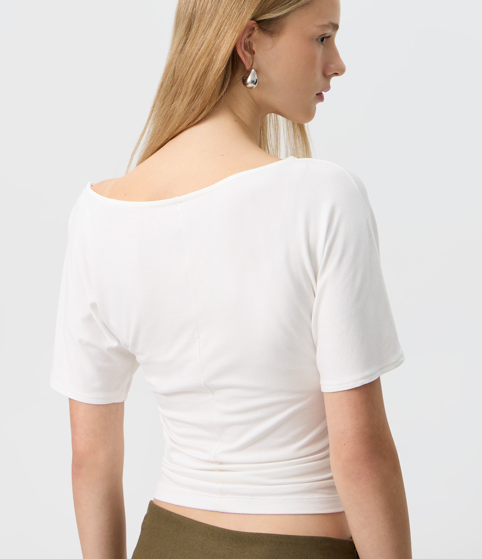 Blusa Ombro a Ombro com Franzidinho Branco 4