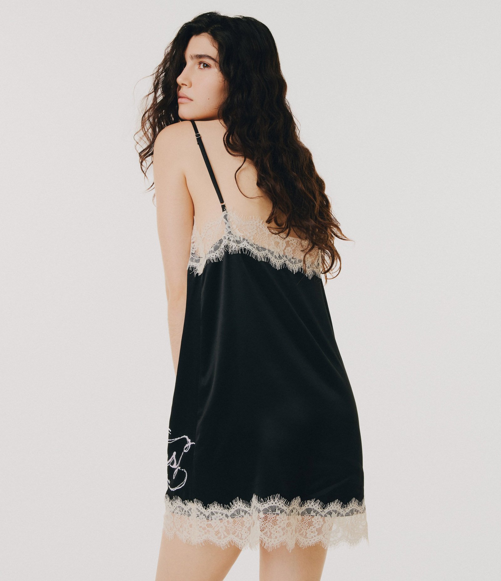 Vestido Curto Acetinado com Renda e Estampa de Tigre na Lateral Marrom 4
