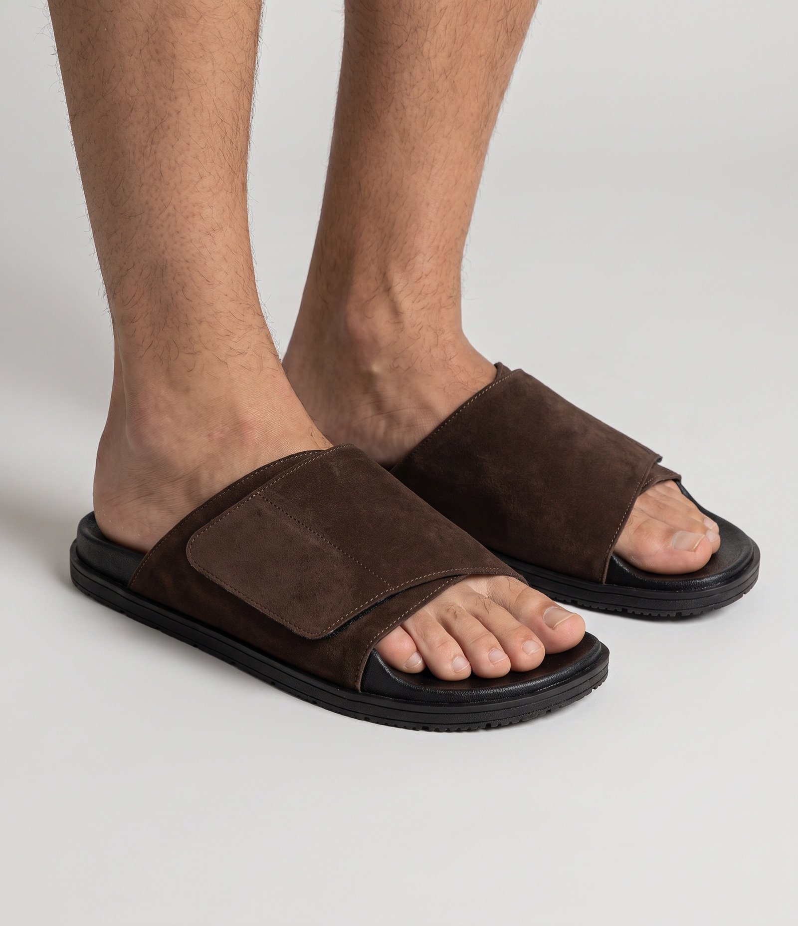 Sandália Slide em Camurça Sintética com Velcro Marrom 1