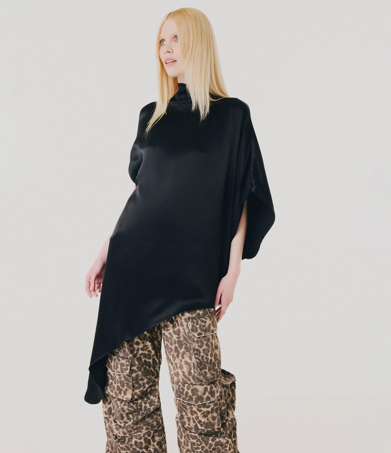 Blusa Assimétrica Acetinada com Gola Alta Preto 1