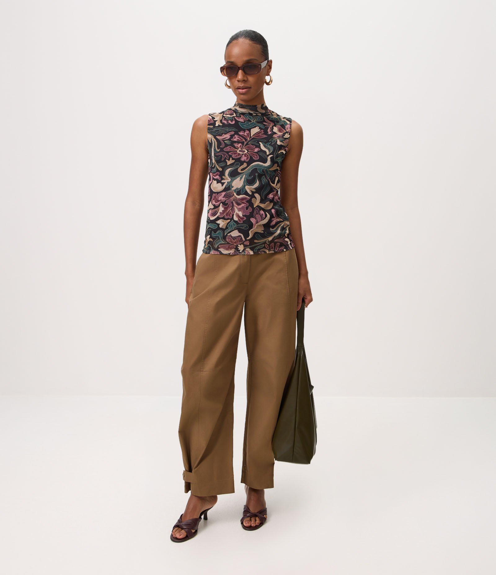 Blusa em Tule Estampado Floral Abstrato com Gola Alta Preto 2