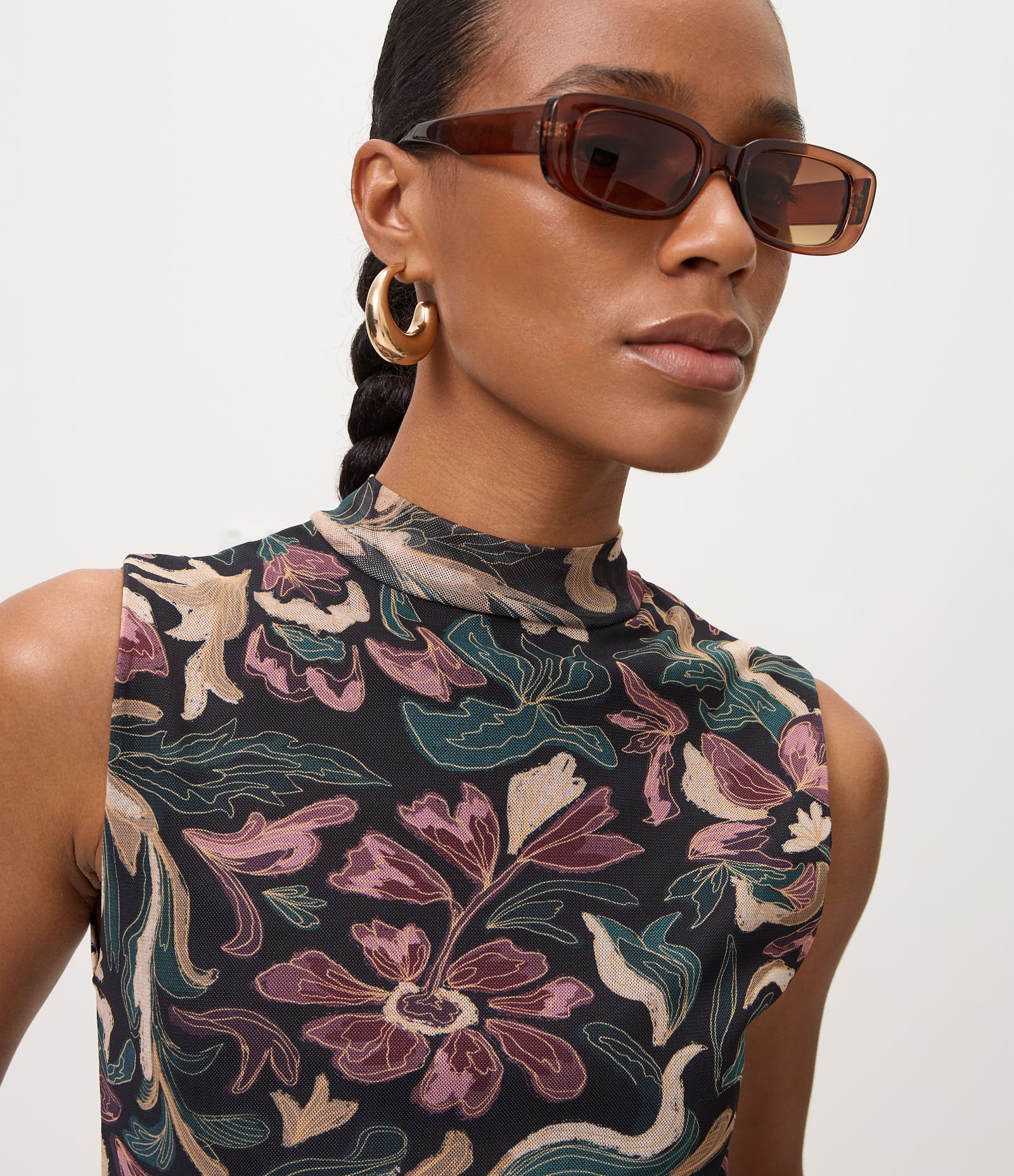 Blusa em Tule Estampado Floral Abstrato com Gola Alta Preto 3