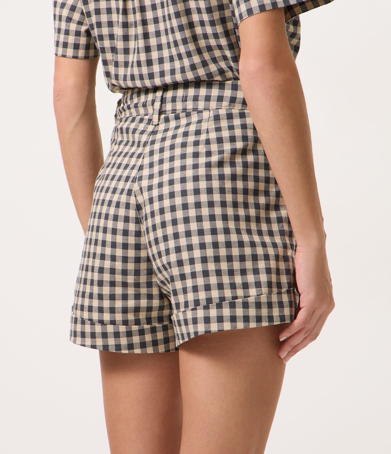 Short Evasê em Sarja com Estampa Xadrez Vichy Cinza 5