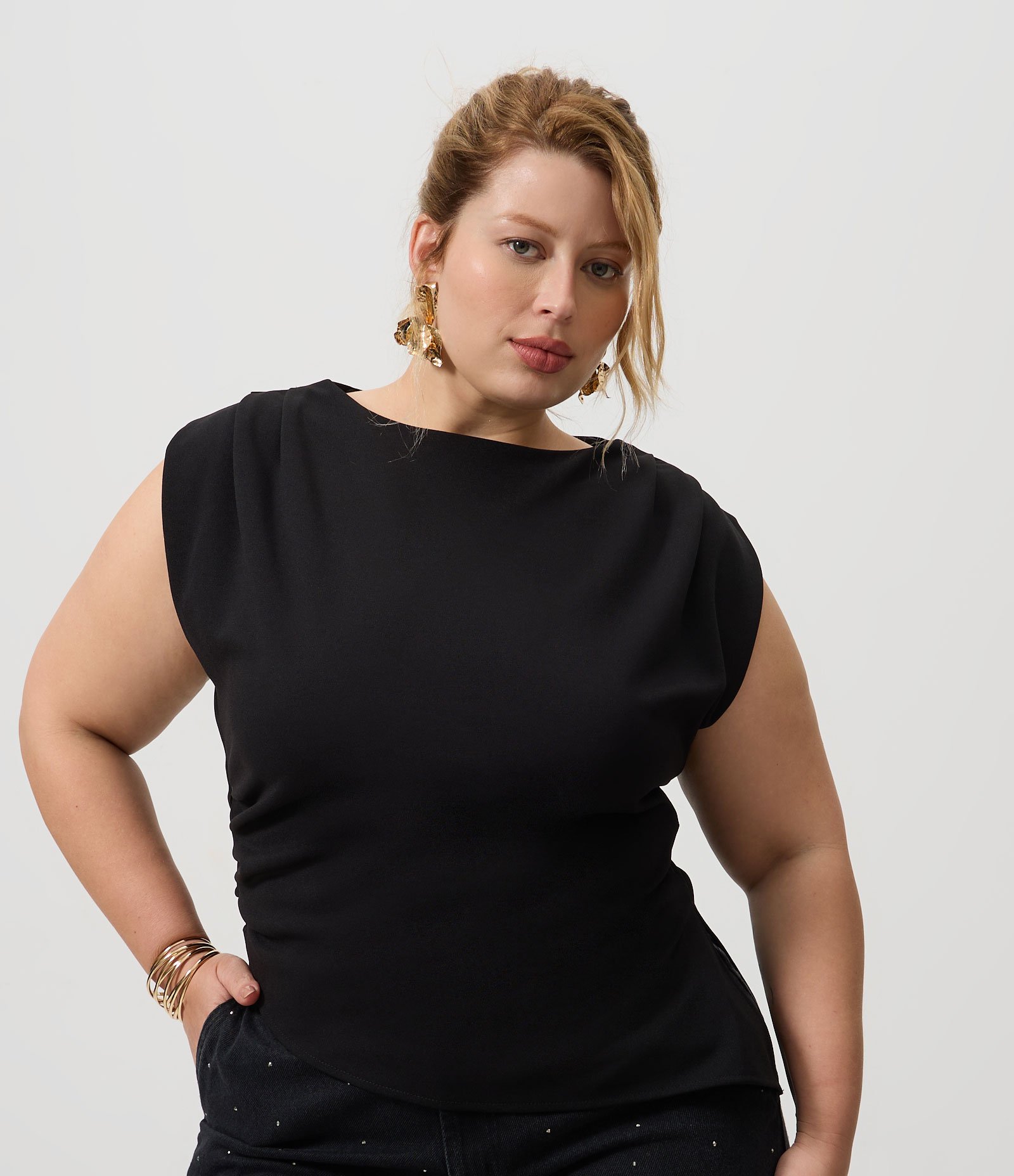 Blusa em Crepe com Franzidos e Ponta Alongada Curve & Plus Size Preto 1