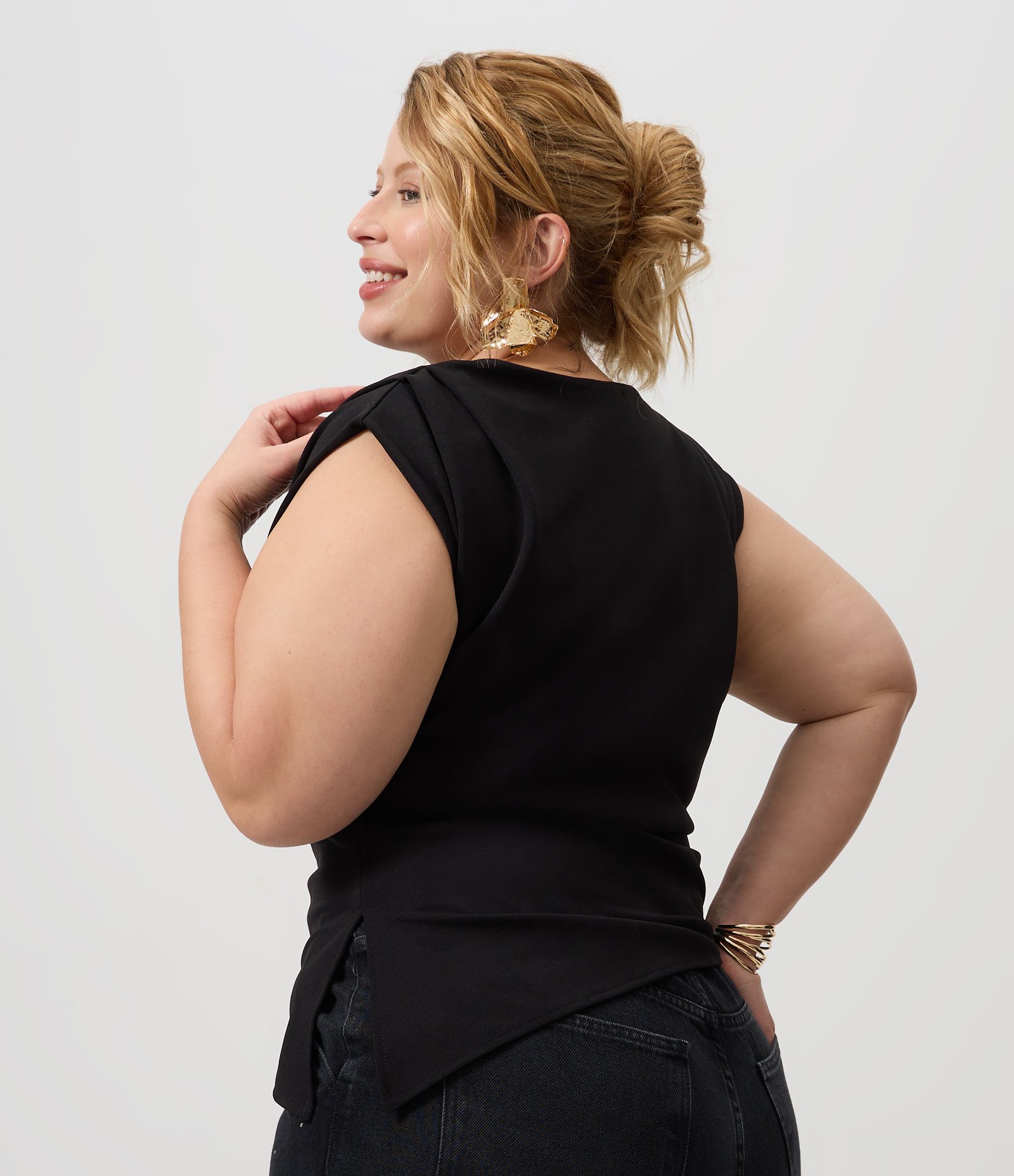 Blusa em Crepe com Franzidos e Ponta Alongada Curve & Plus Size Preto 4