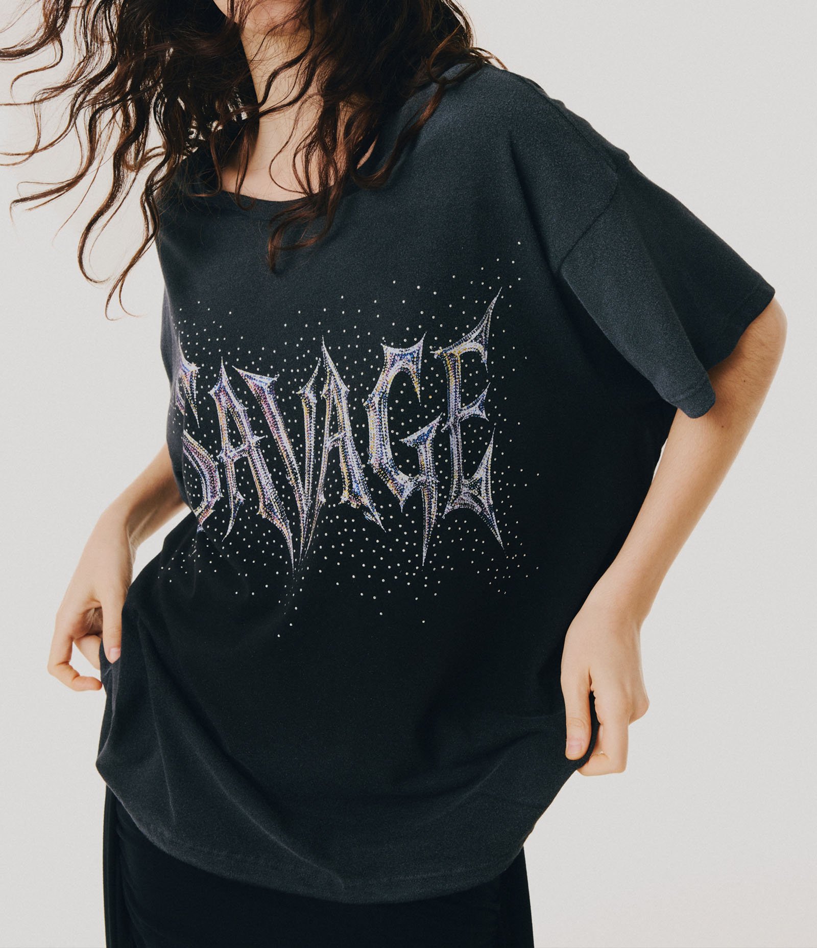 Camiseta em Cotton com com Lettering Savage e Brilhos Preto 1