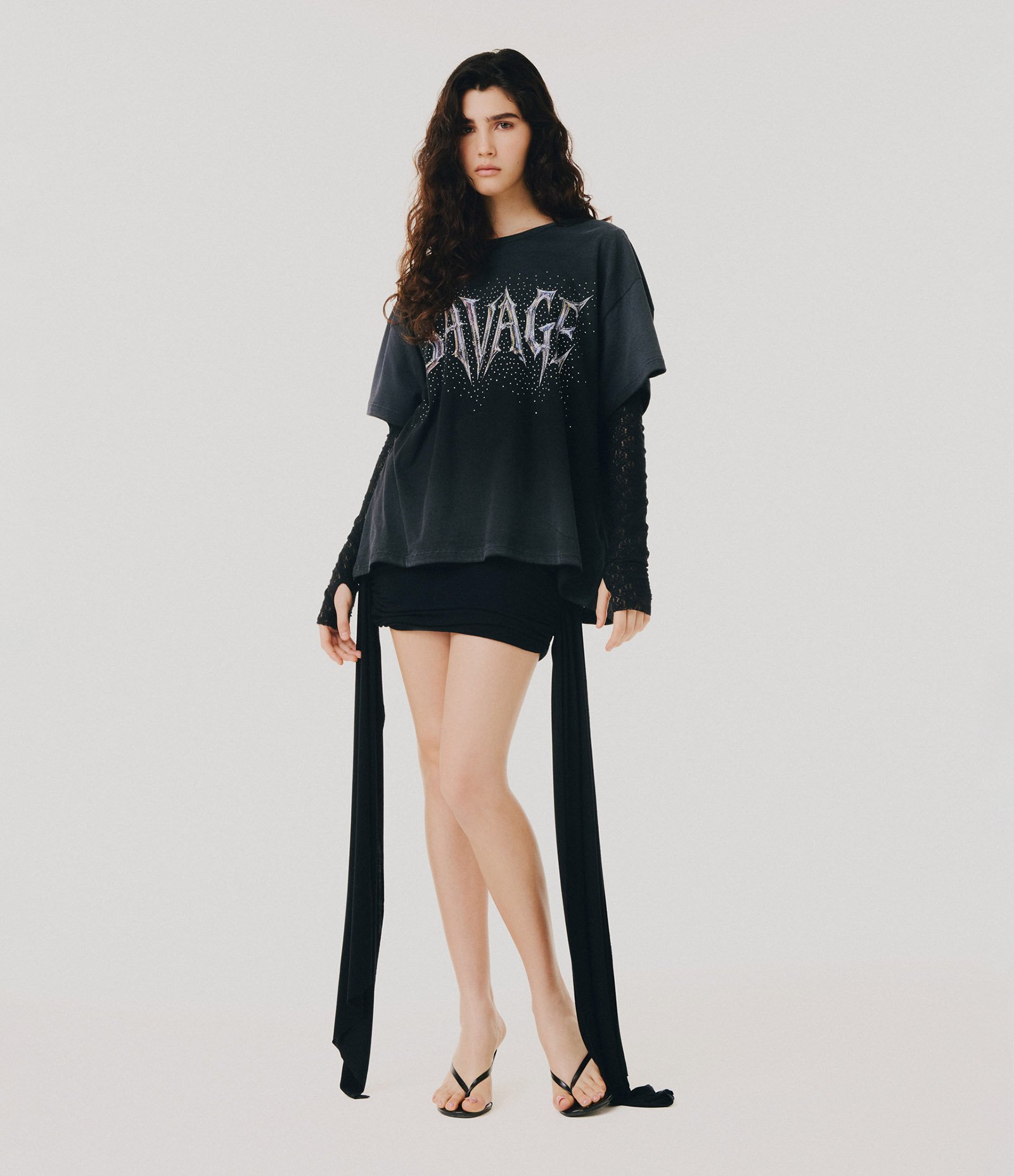 Camiseta em Cotton com com Lettering Savage e Brilhos Preto 2