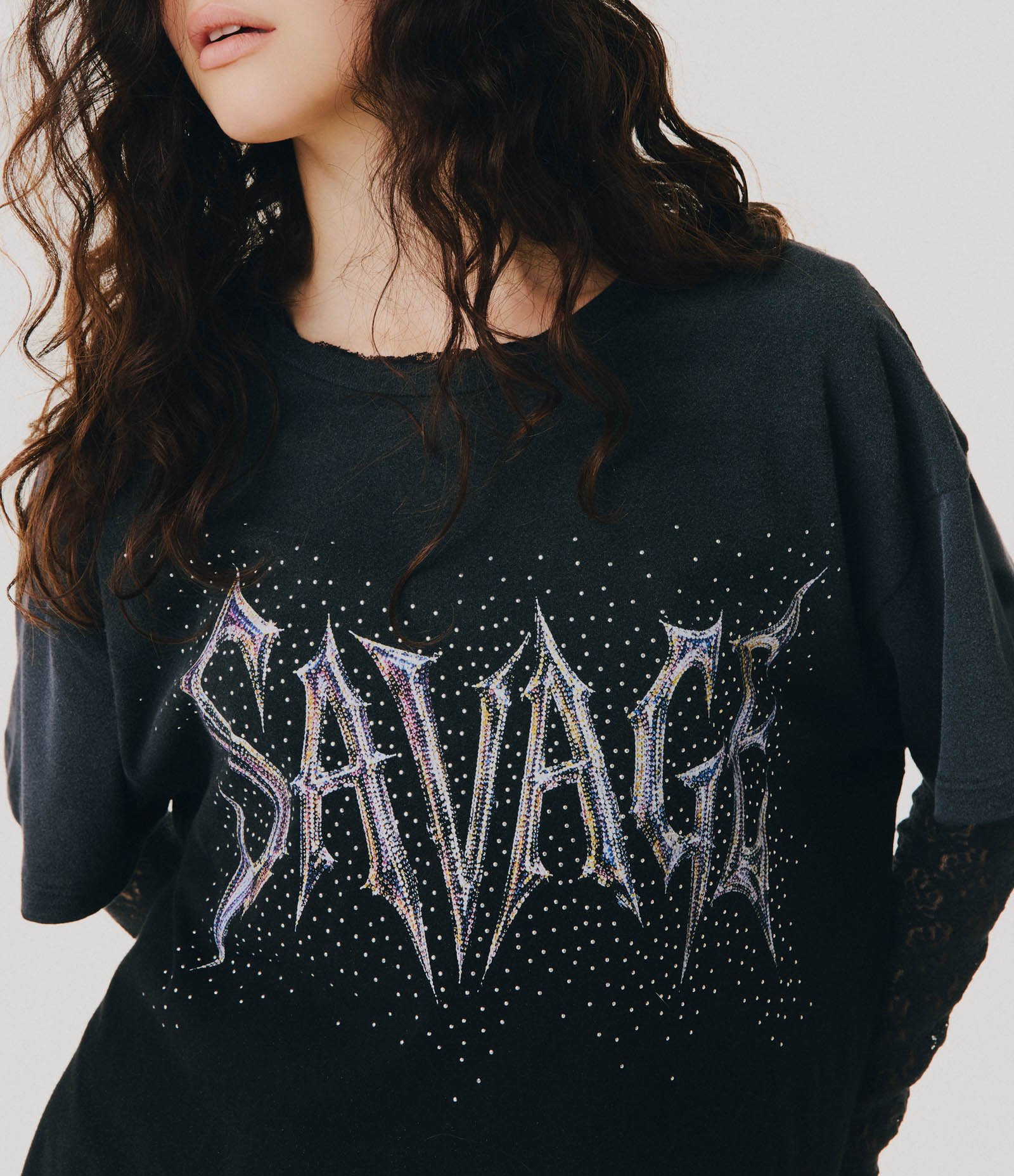Camiseta em Cotton com com Lettering Savage e Brilhos Preto 3