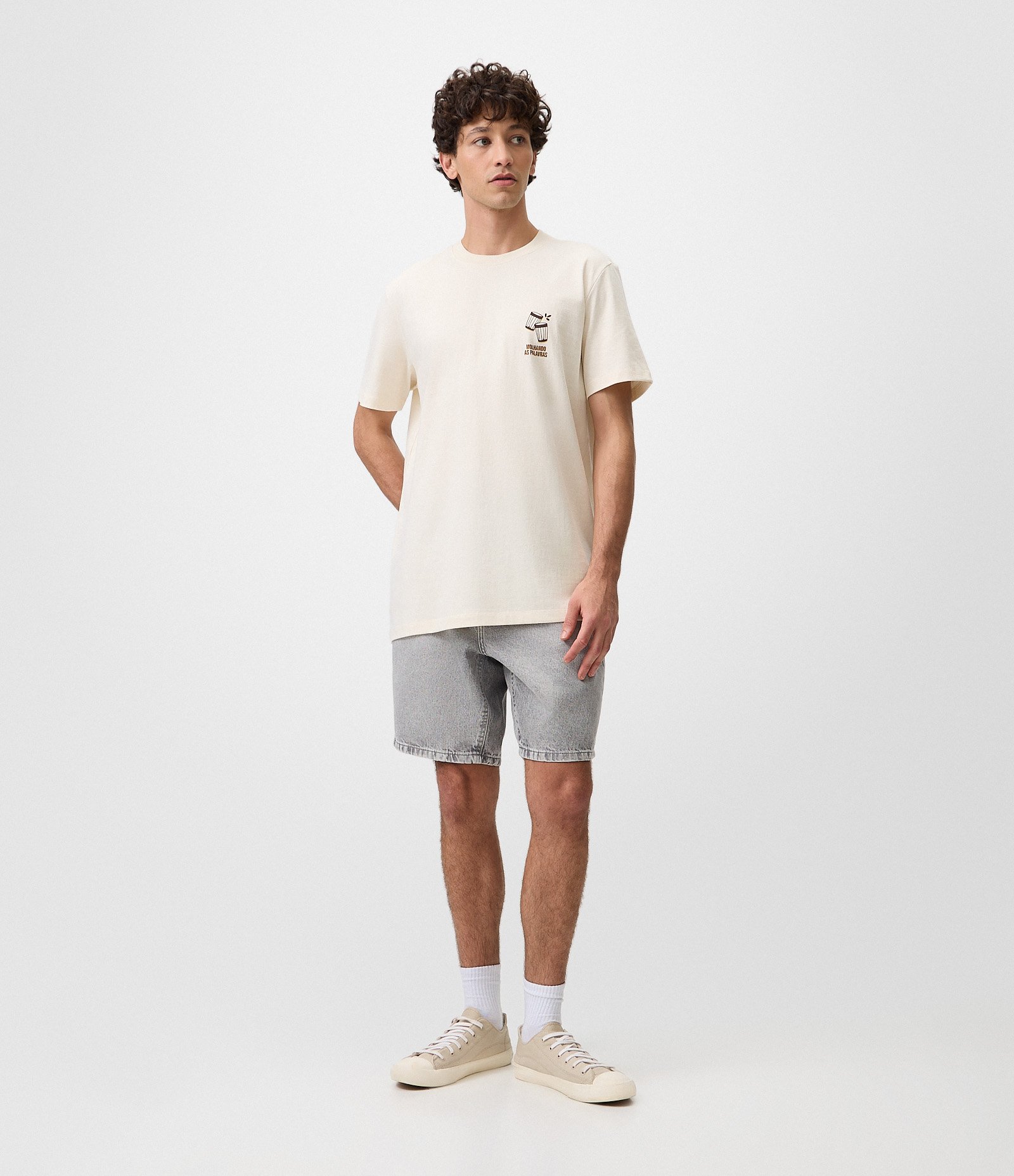 Camiseta Comfort em Algodão com Estampa Ícones de Copos Branco 2