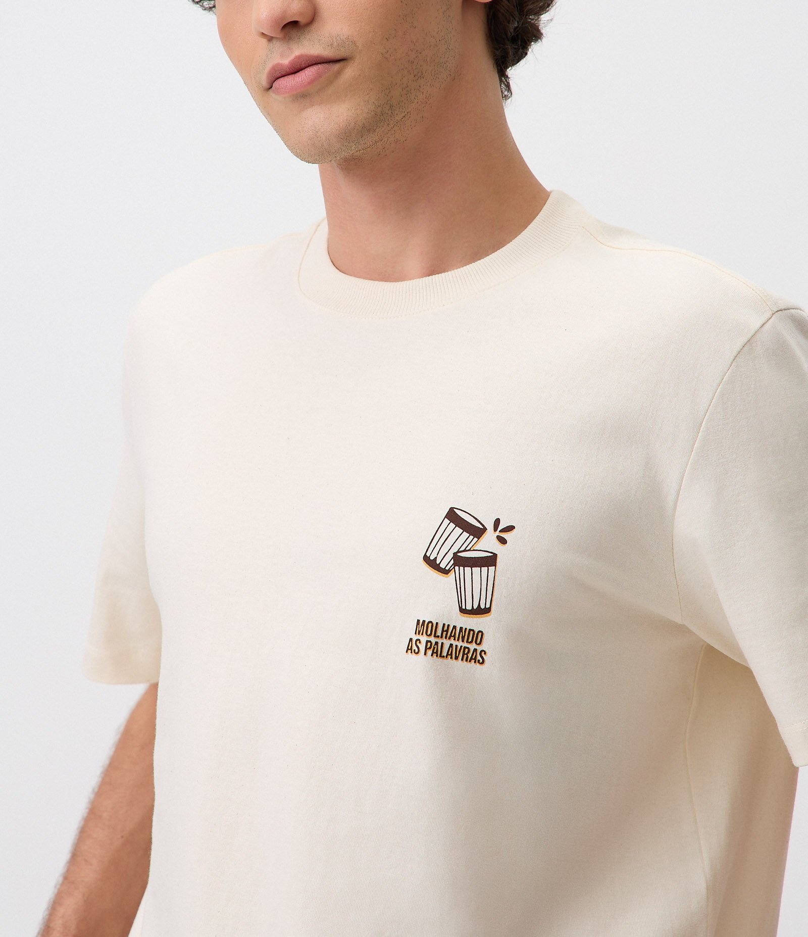 Camiseta Comfort em Algodão com Estampa Ícones de Copos Branco 4