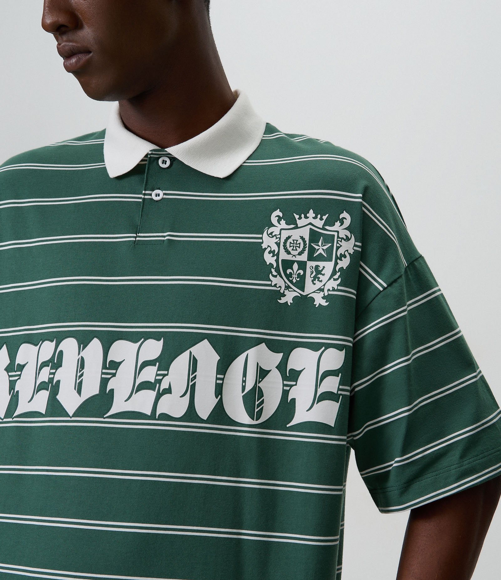 Camiseta Oversized Listrada em Malha Piquet e Lettering Revenge Verde 4