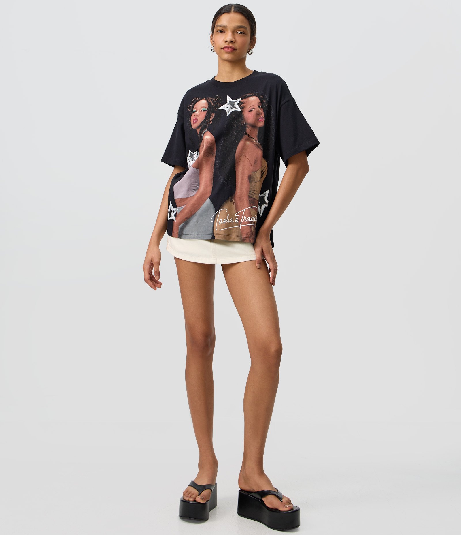 Camiseta Boxy com Estampa Tasha & Tracie e Lettering nas Costas Preto 2