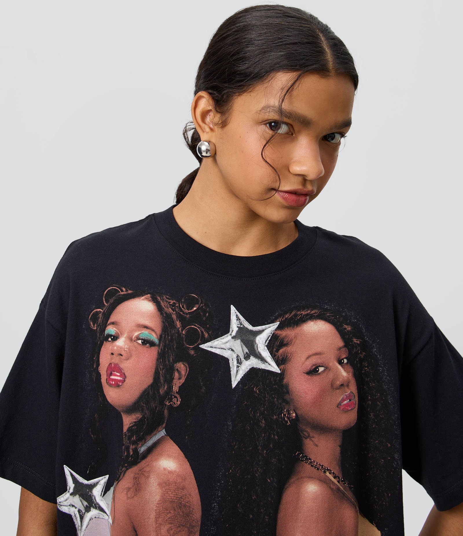 Camiseta Boxy com Estampa Tasha & Tracie e Lettering nas Costas Preto 3