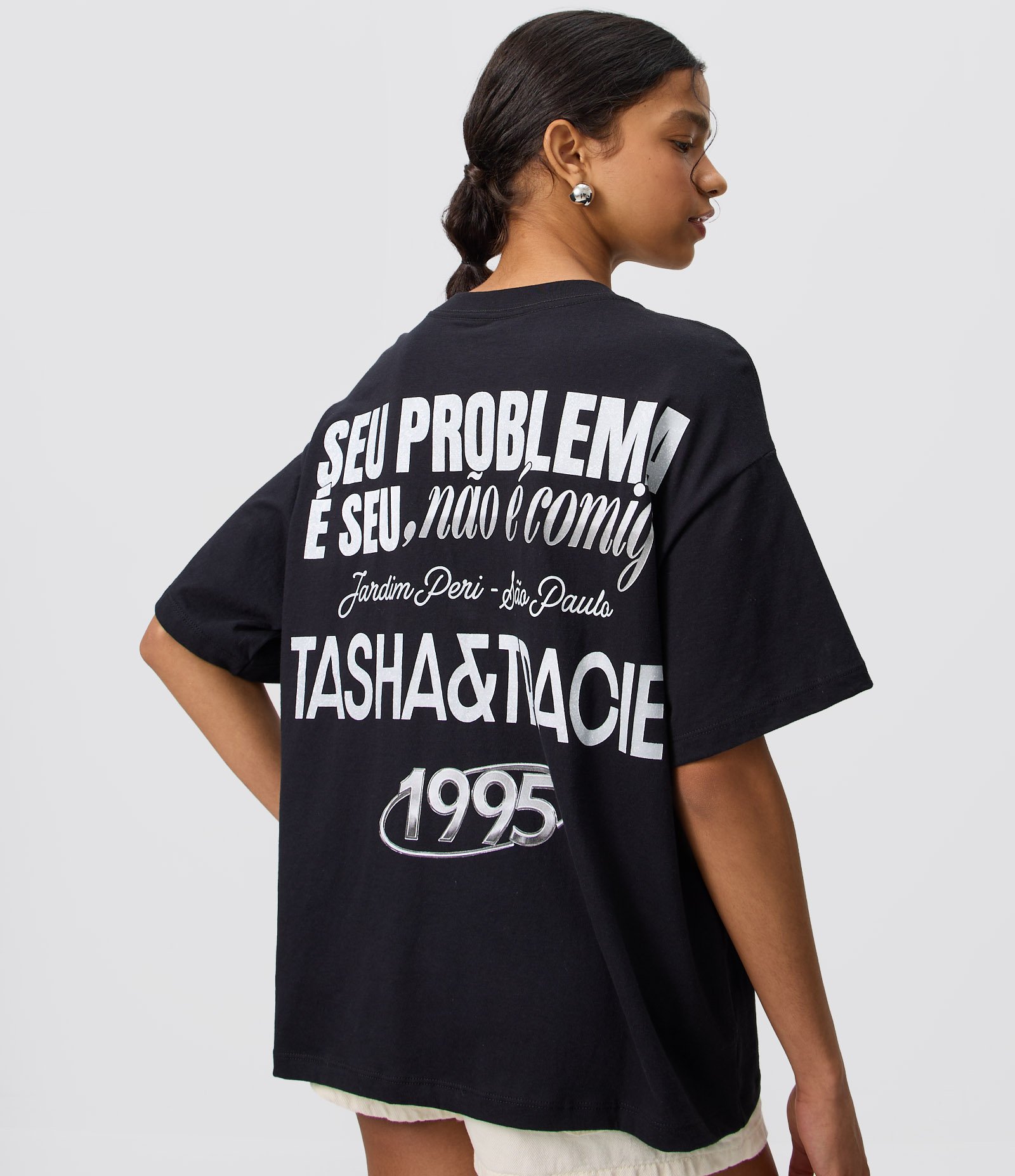 Camiseta Boxy com Estampa Tasha & Tracie e Lettering nas Costas Preto 4