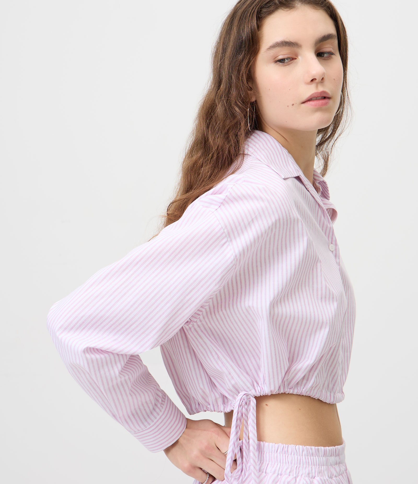 Camisa Cropped Listrada em Algodão com Amarração Lateral Rosa 3