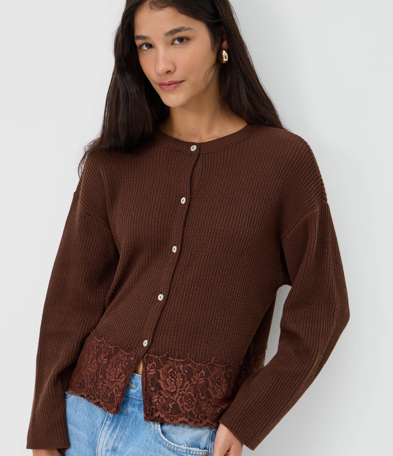 Cardigan em Tricô com Detalhe de Renda na Barra Marrom 3