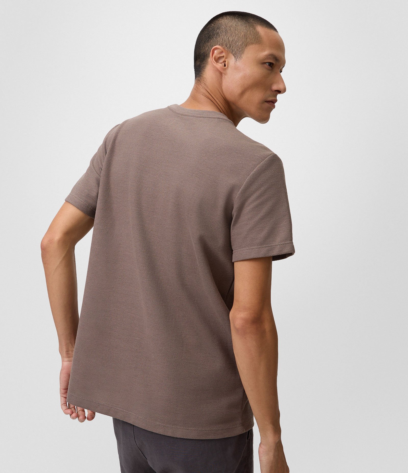 Camiseta Regular Básica com Textura Colmeia Marrom Escuro 3