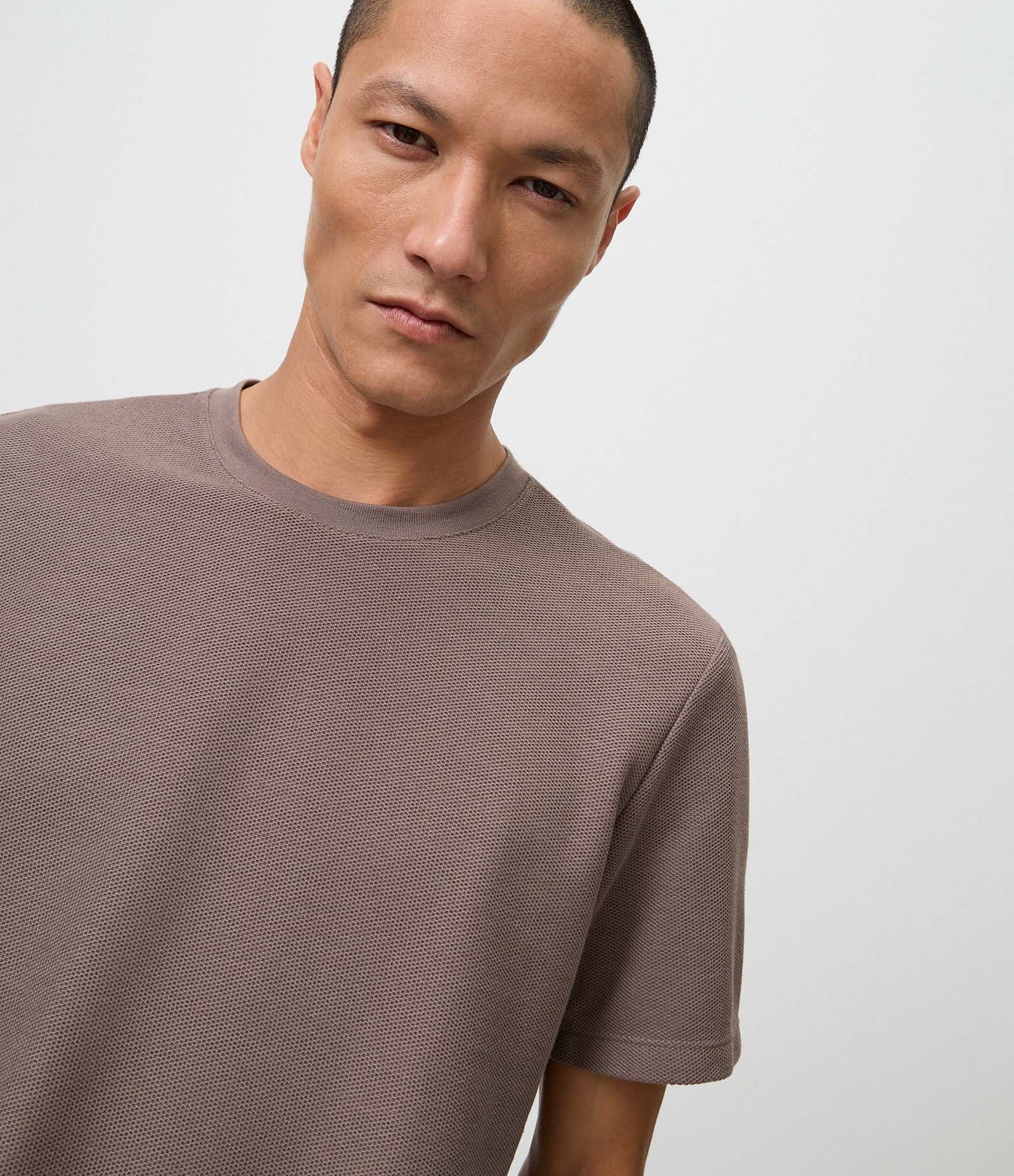 Camiseta Regular Básica com Textura Colmeia Marrom Escuro 4
