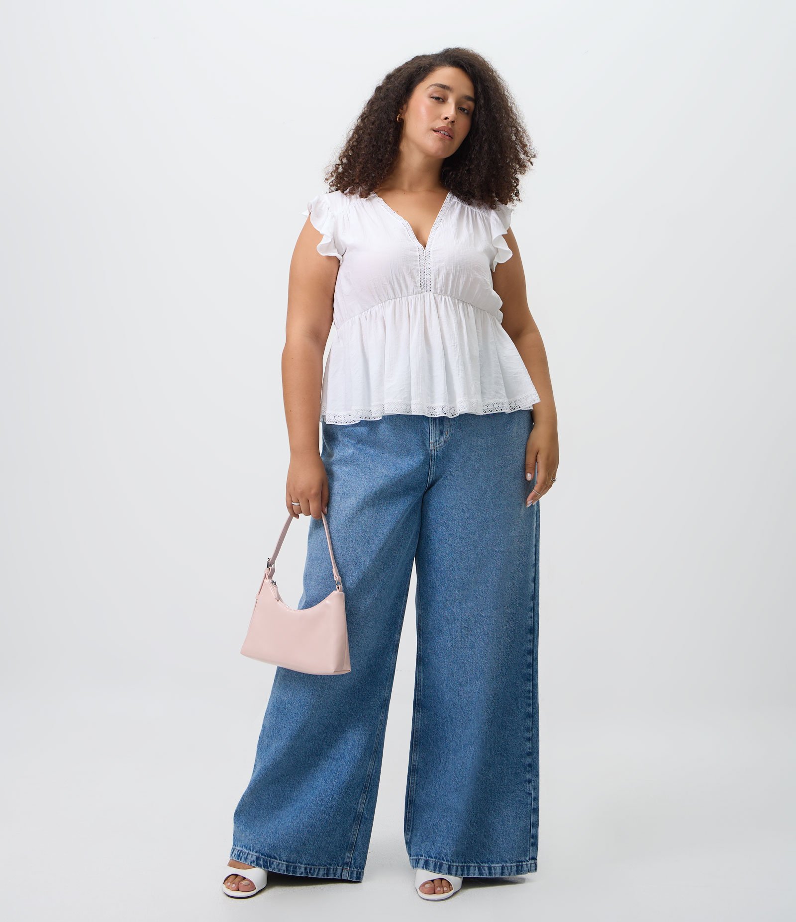 Blusa em Viscose Texturizada com Rendinhas Curve & Plus Size Branco 2