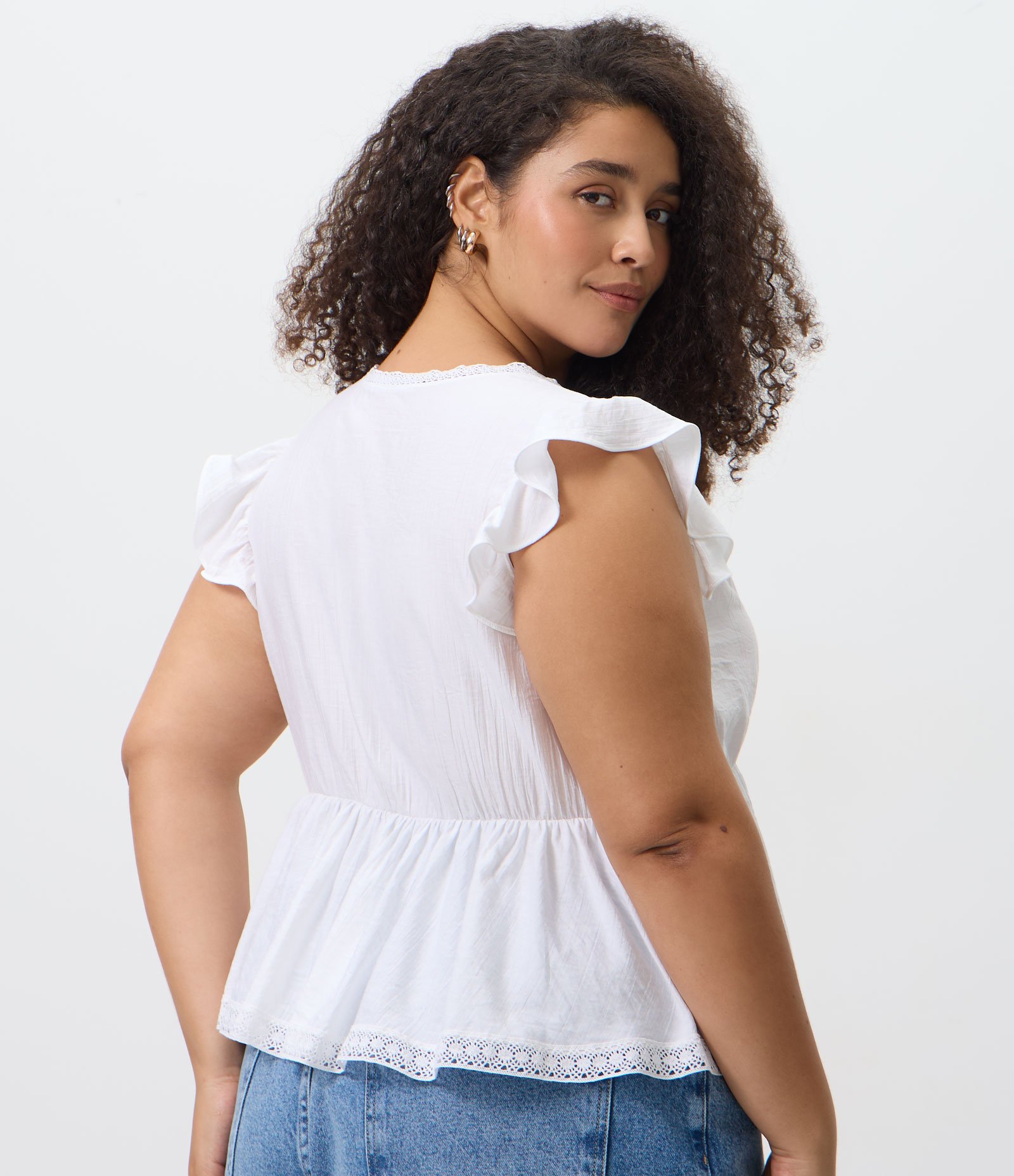 Blusa em Viscose Texturizada com Rendinhas Curve & Plus Size Branco 4