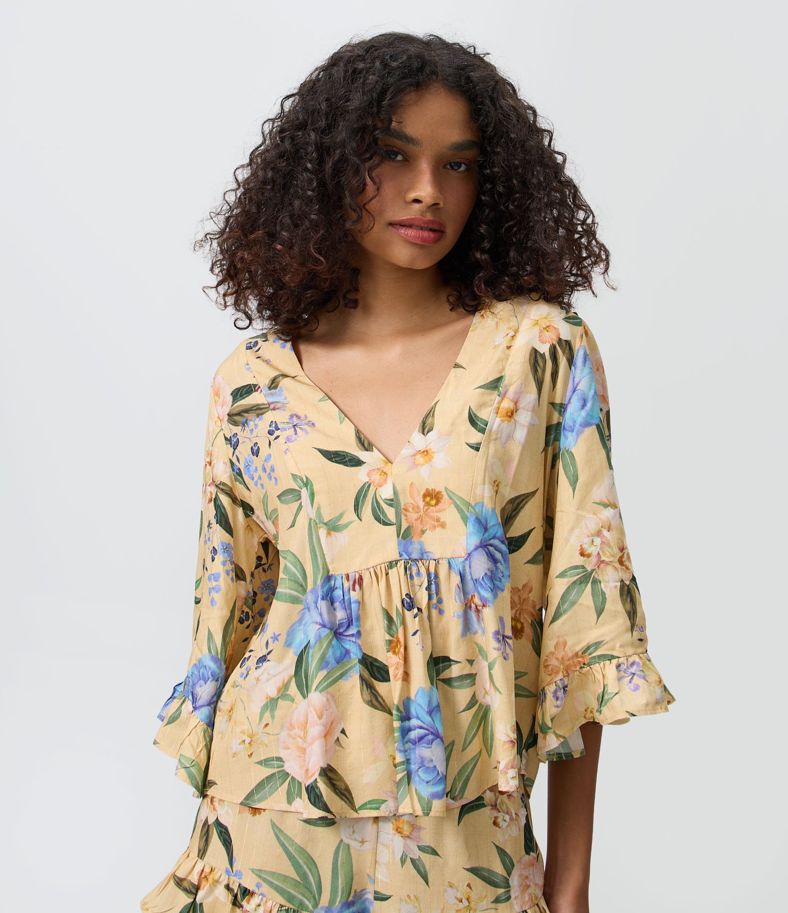 Blusa Floral em Viscolinho com Decote V e Babados nas Mangas Amarelo 1